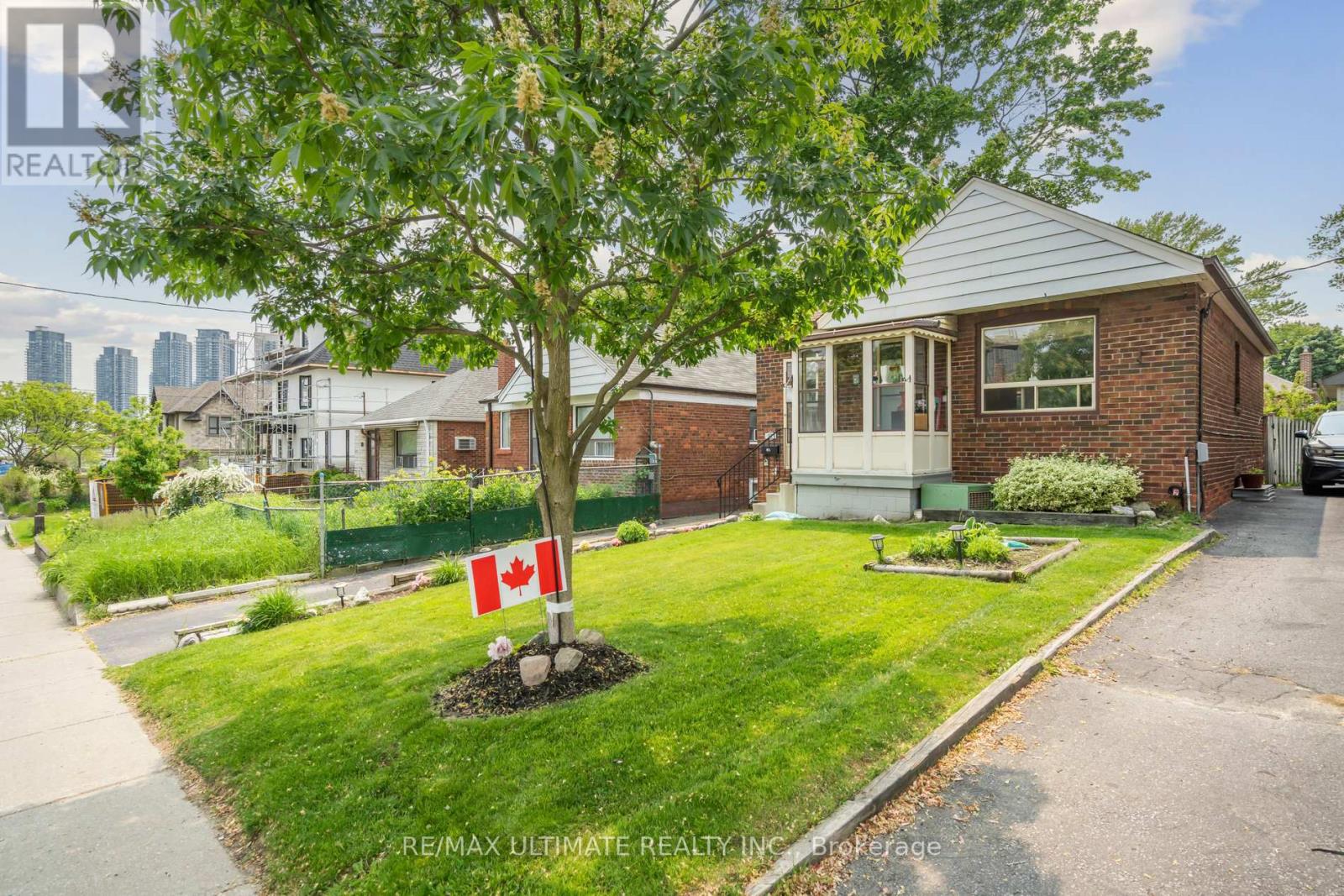 22 Stephen Drive, Toronto (Stonegate-Queensway), Ontario  M8Y 3M6 - Photo 2 - W12211888
