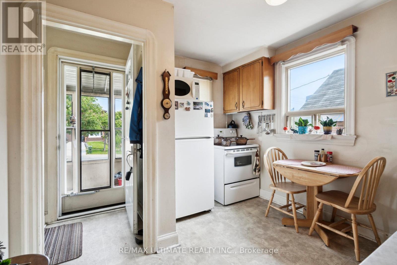 22 Stephen Drive, Toronto (Stonegate-Queensway), Ontario  M8Y 3M6 - Photo 5 - W12211888