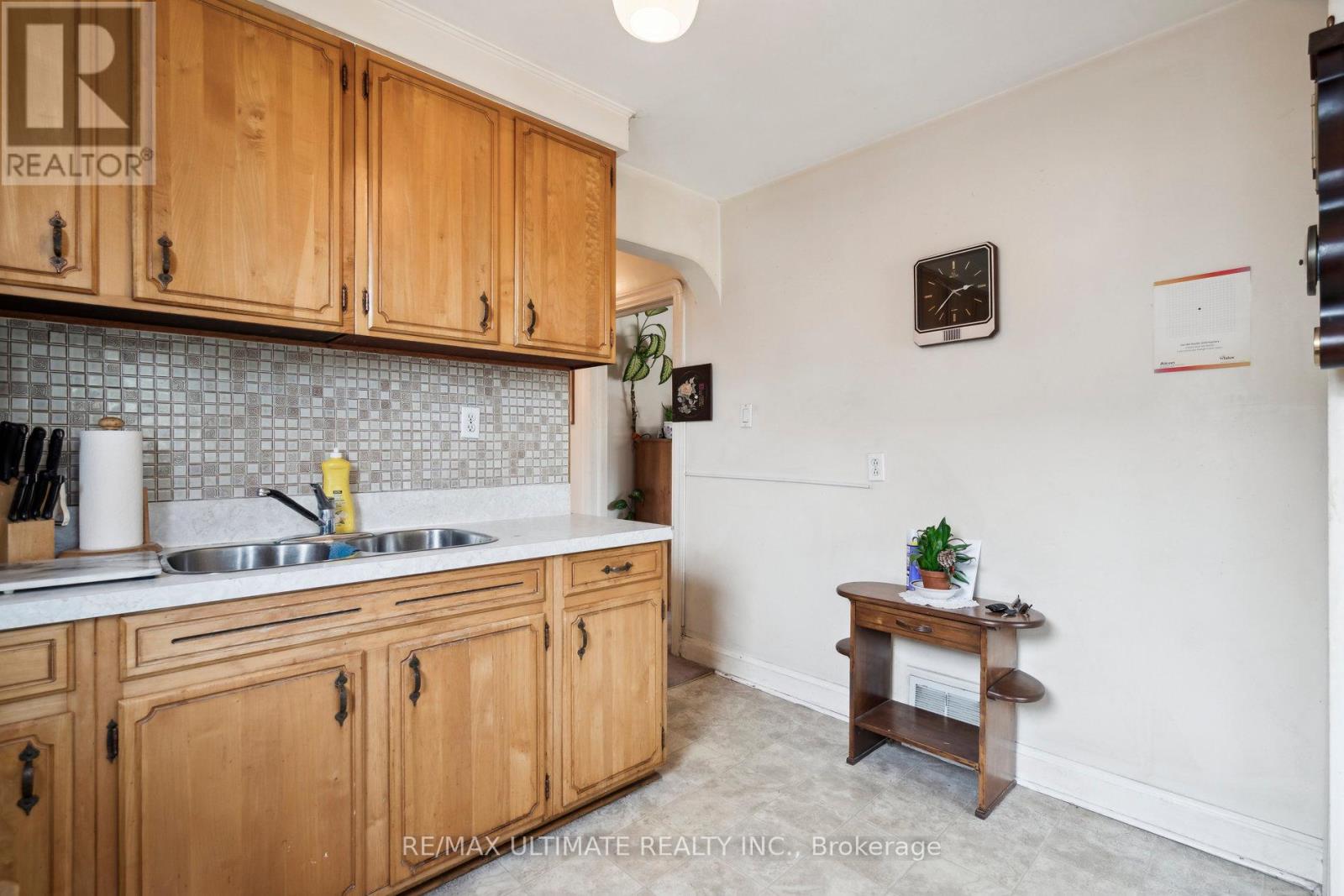 22 Stephen Drive, Toronto (Stonegate-Queensway), Ontario  M8Y 3M6 - Photo 6 - W12211888