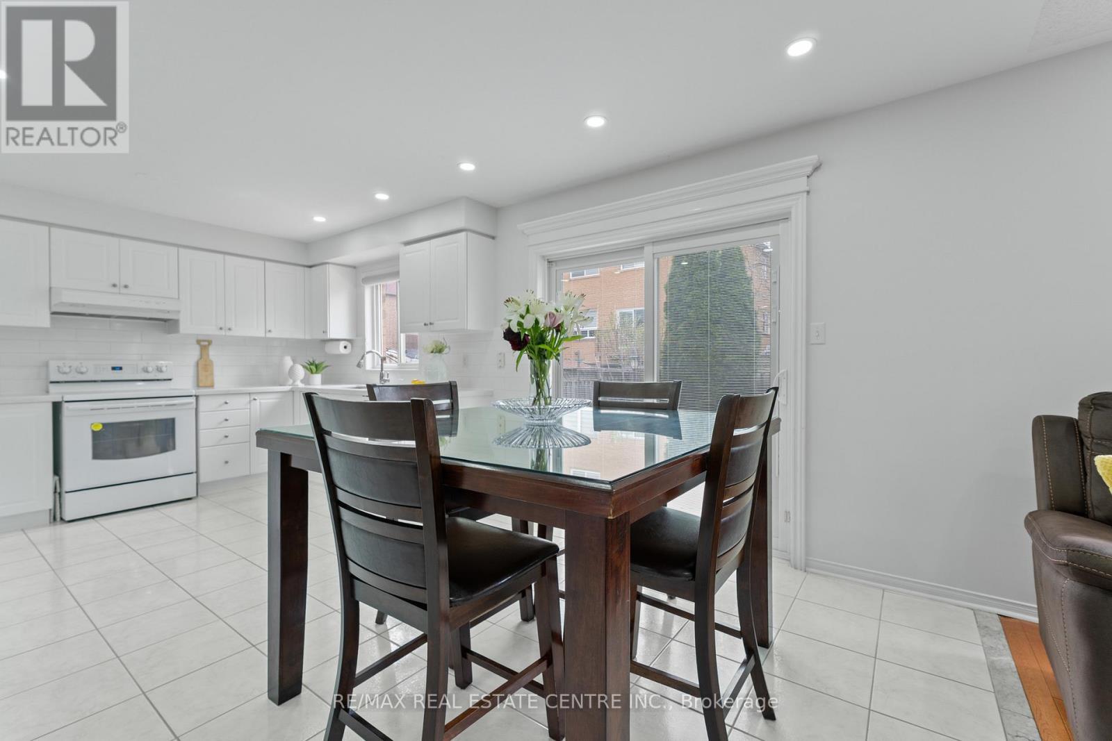 154 Sunny Meadow Boulevard, Brampton, Ontario  L6R 2Z2 - Photo 8 - W12211912
