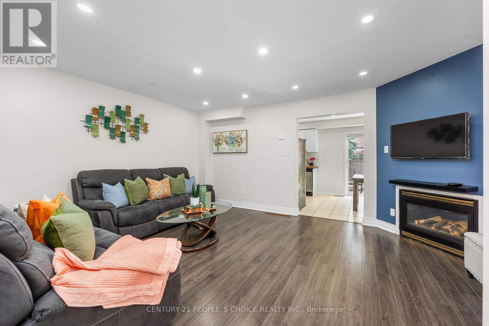 13 Melissa Court, Brampton, Ontario  L6X 4X1 - Photo 4 - W12211324
