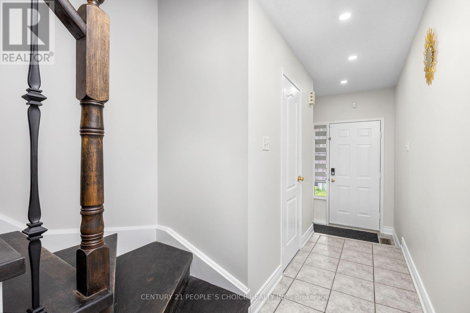 13 Melissa Court, Brampton, Ontario  L6X 4X1 - Photo 3 - W12211324