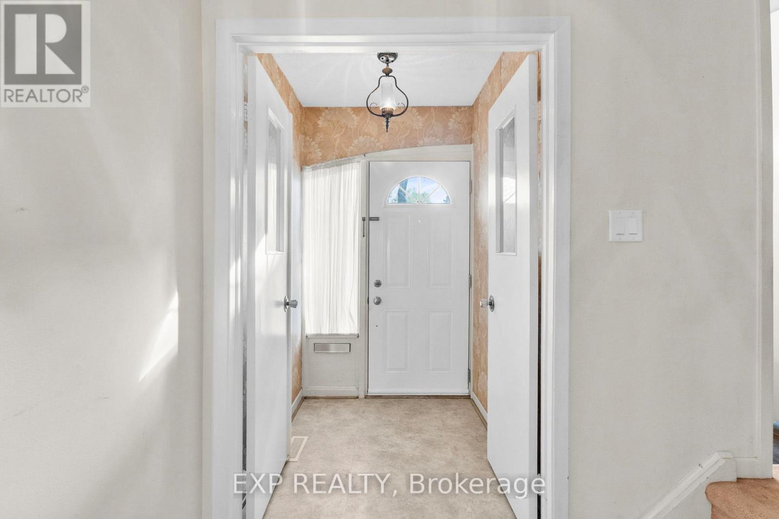 108 Flaming Rose Way, Toronto, Ontario  M2N 5W8 - Photo 4 - C12212143