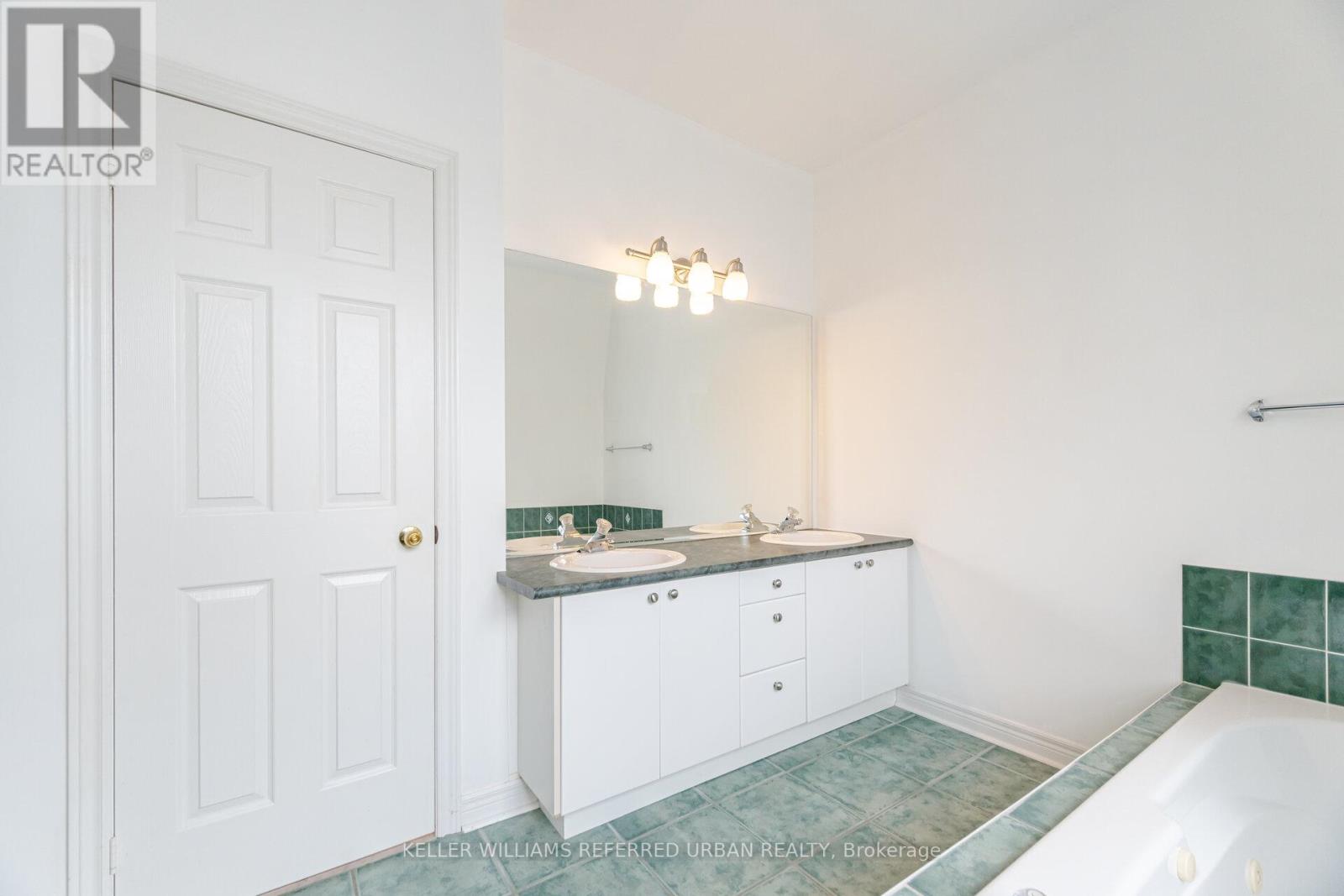 13 Joseph Salsberg Lane, Toronto (Niagara), Ontario  M6J 3W8 - Photo 19 - C12212176