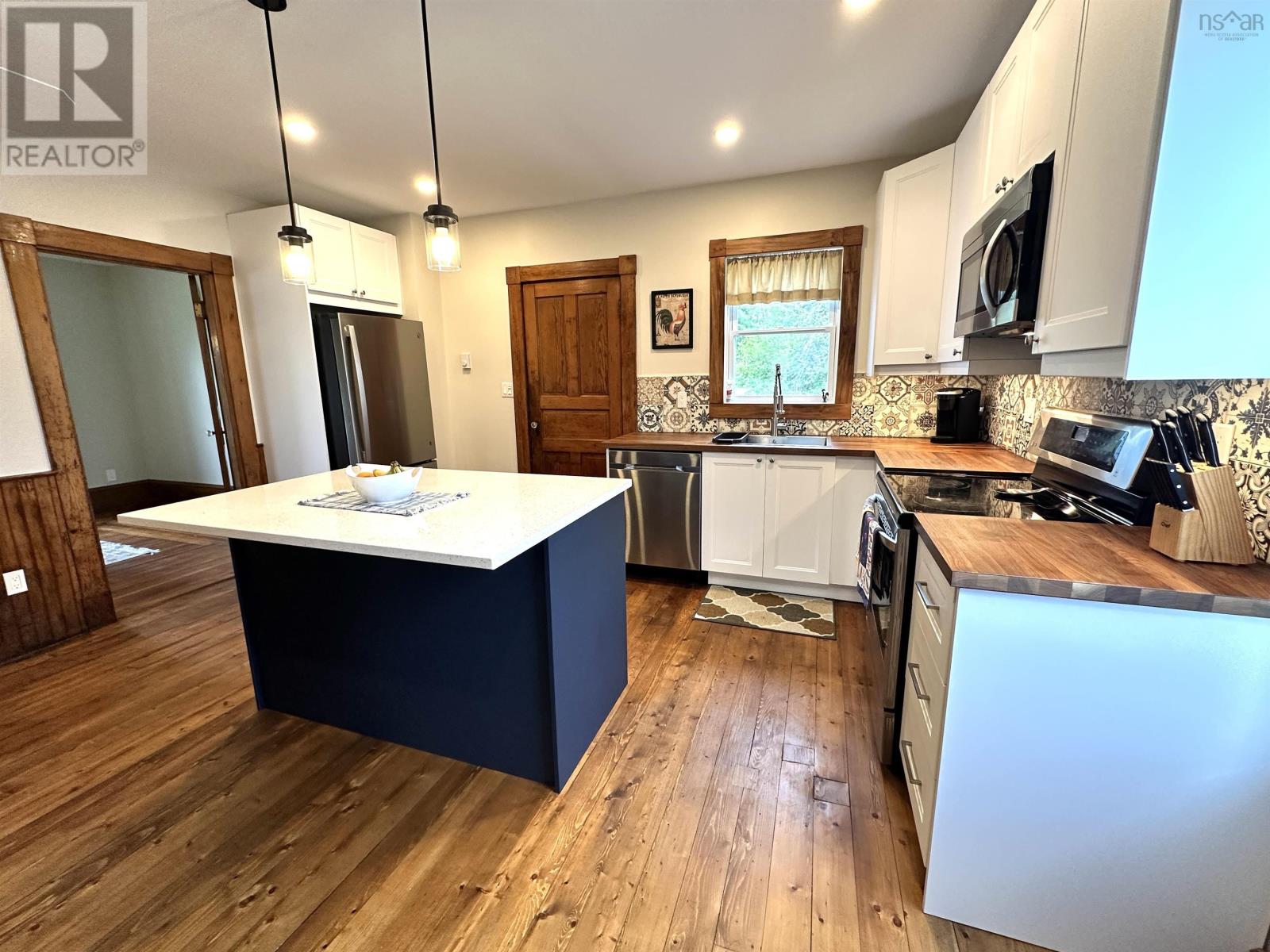 Property at 423 Highway 8 image 5