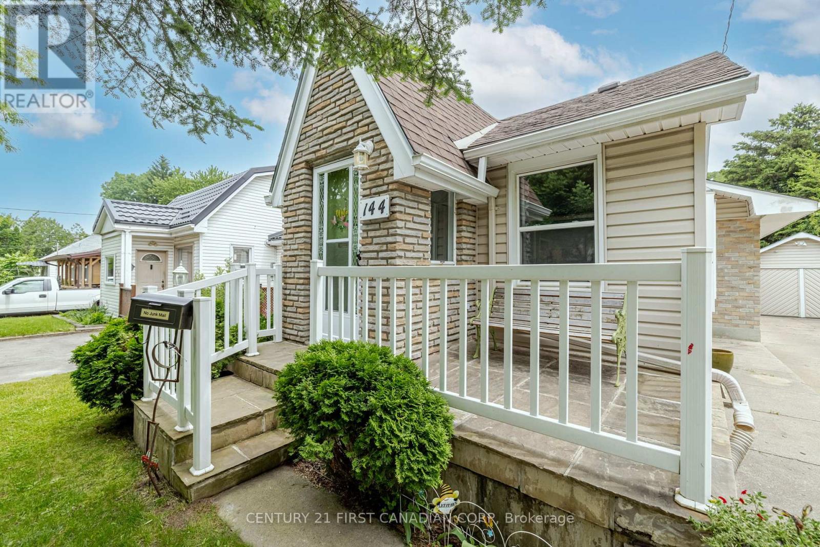 Photo 4 of 49 for 144 Emerson Avenue