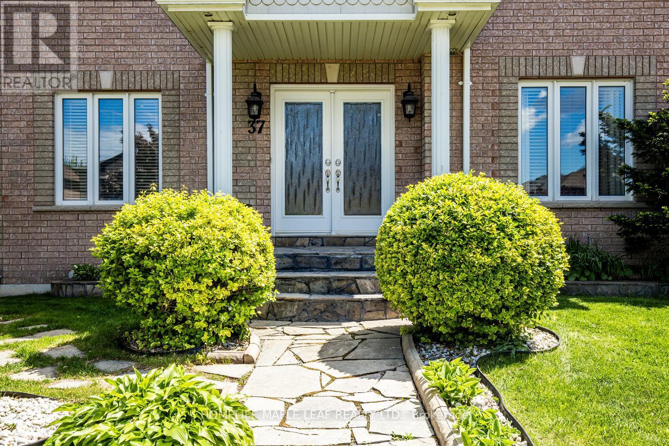 37 Saint Avenue, Bradford West Gwillimbury, Ontario  L3Z 3E6 - Photo 6 - N12212041