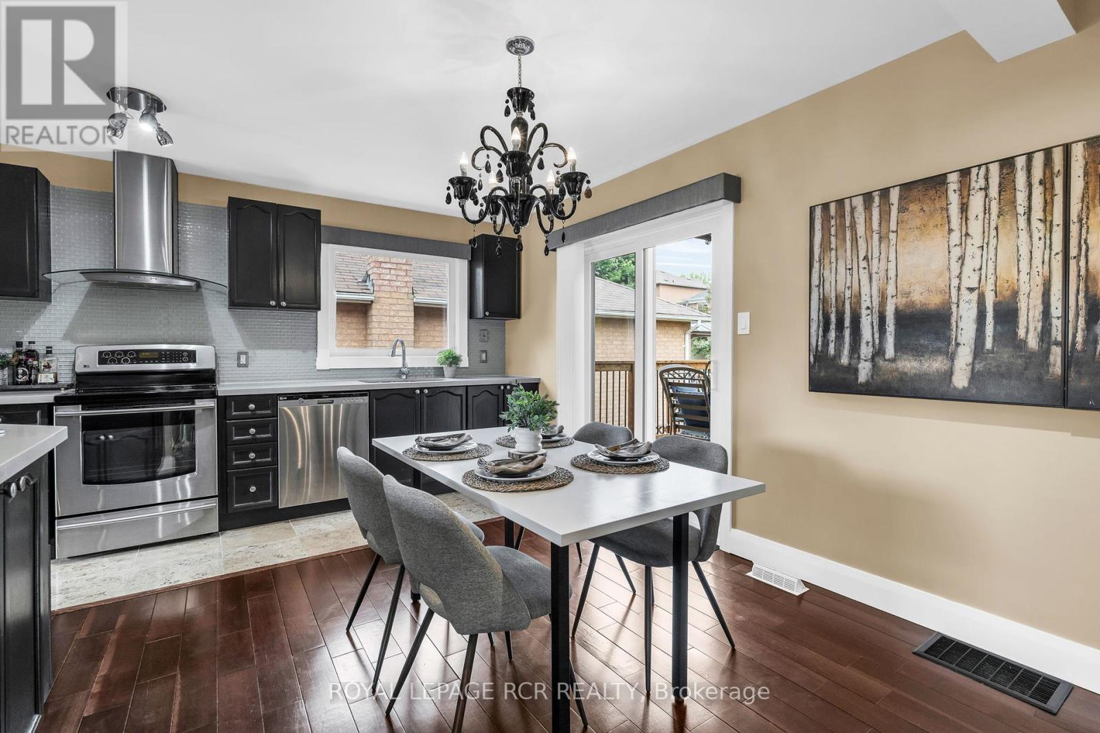 6 Compton Crescent, Bradford West Gwillimbury (Bradford), Ontario  L3Z 2X5 - Photo 10 - N12212093
