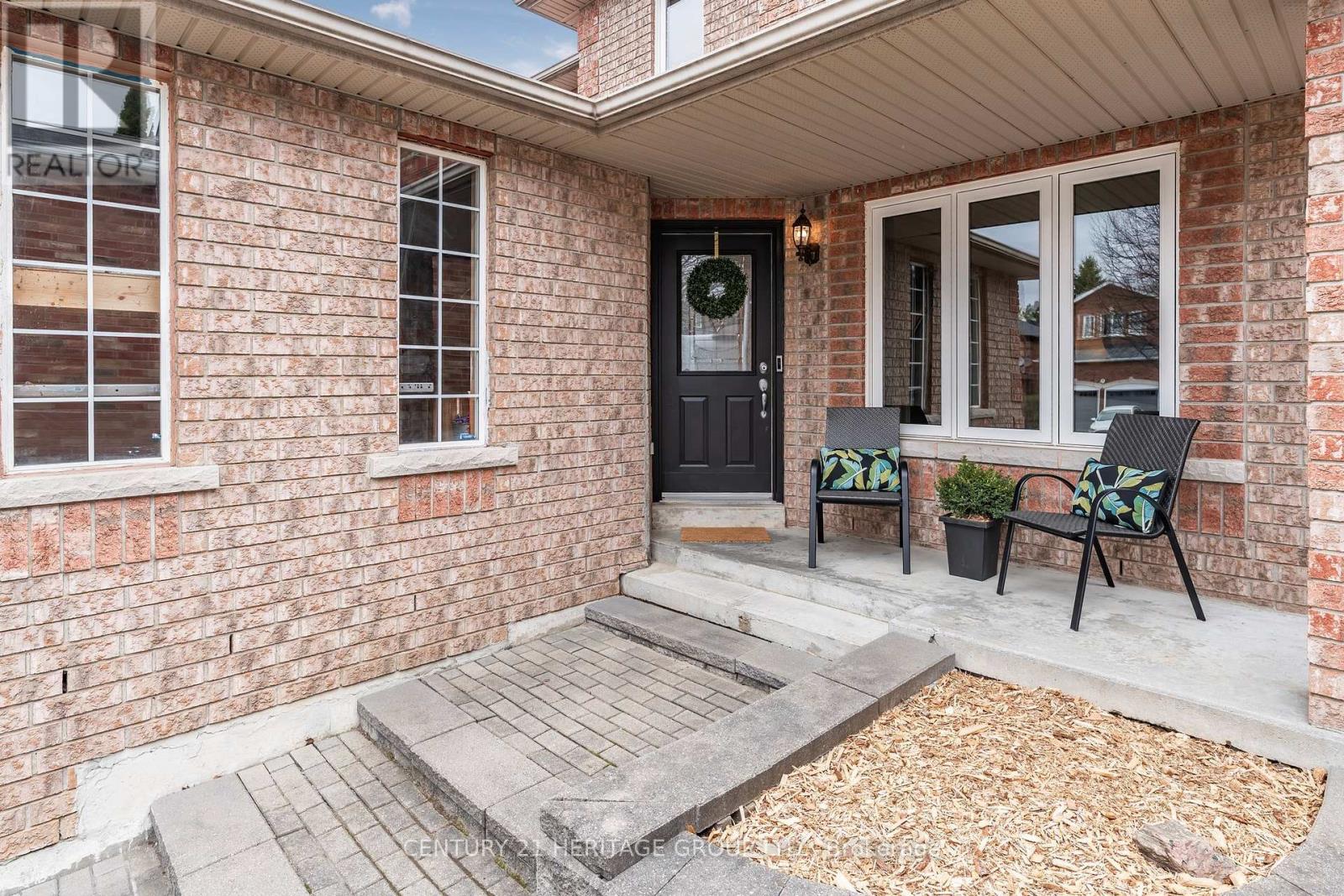 29 Prince Drive, Bradford West Gwillimbury (Bradford), Ontario  L3Z 3B7 - Photo 2 - N12212182