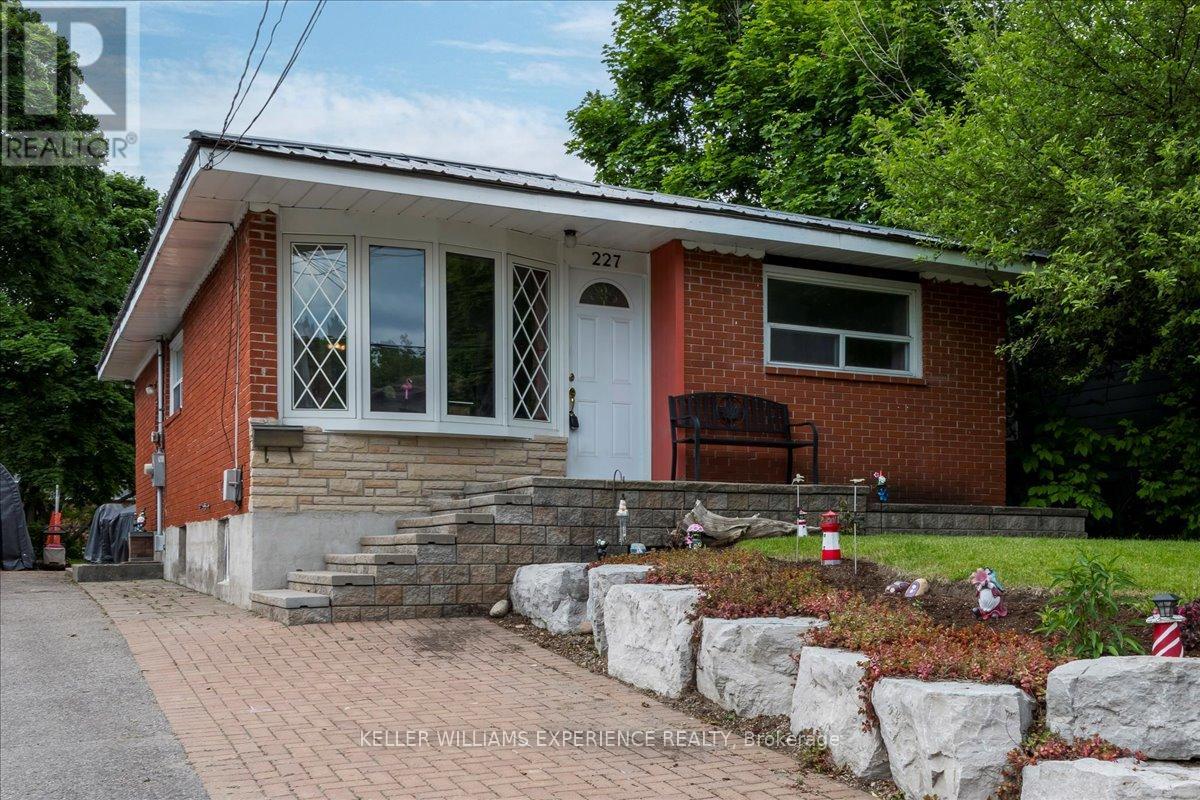 227 Southview Road, Barrie, Ontario  L4N 3X6 - Photo 2 - S12212120