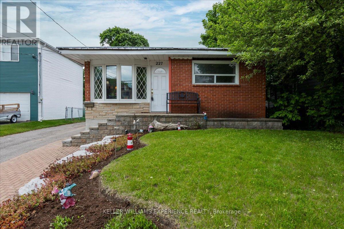 227 Southview Road, Barrie, Ontario  L4N 3X6 - Photo 3 - S12212120