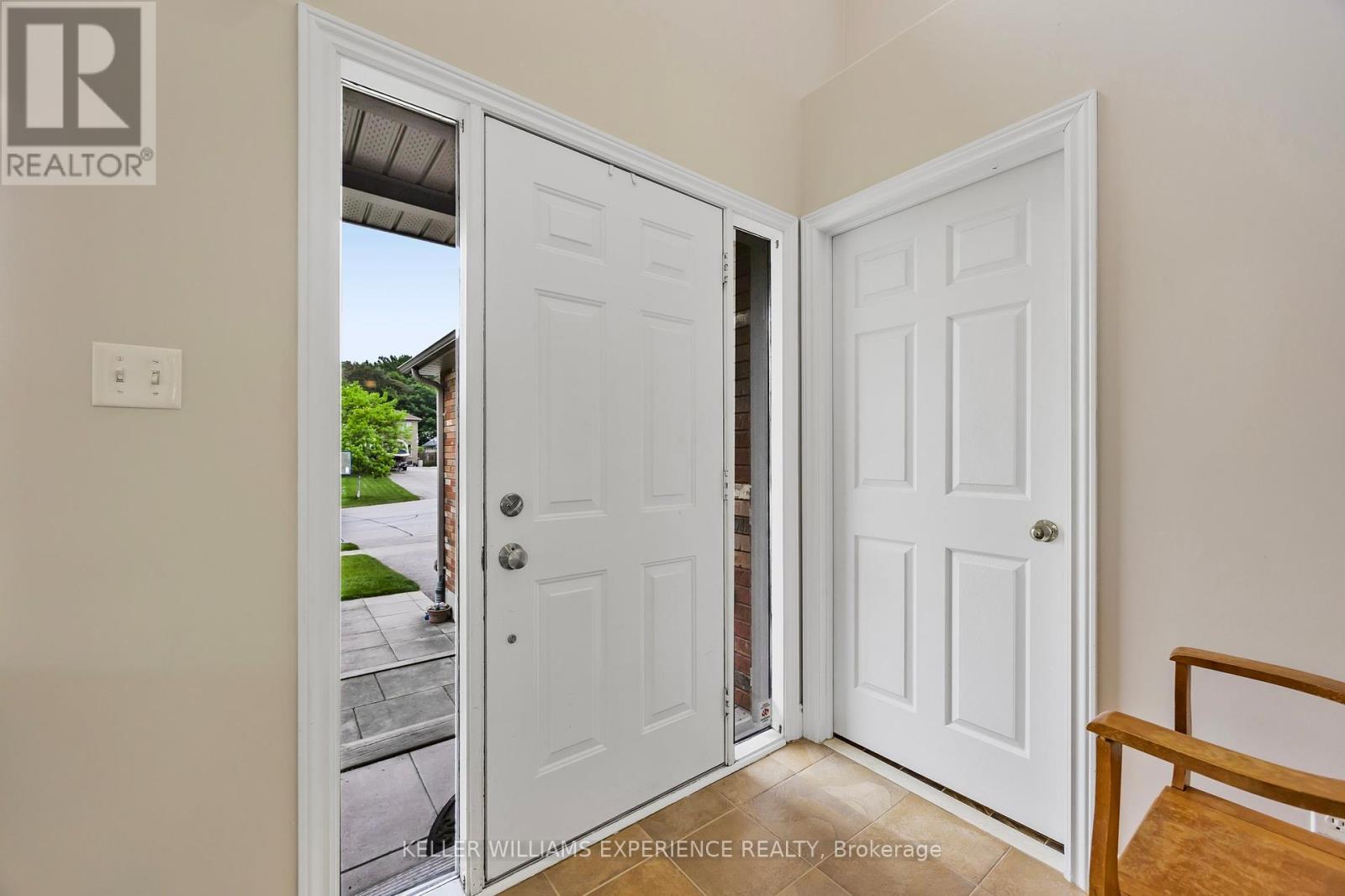 26 Wildflower Court, Barrie, Ontario  L4N 4G3 - Photo 5 - S12212147