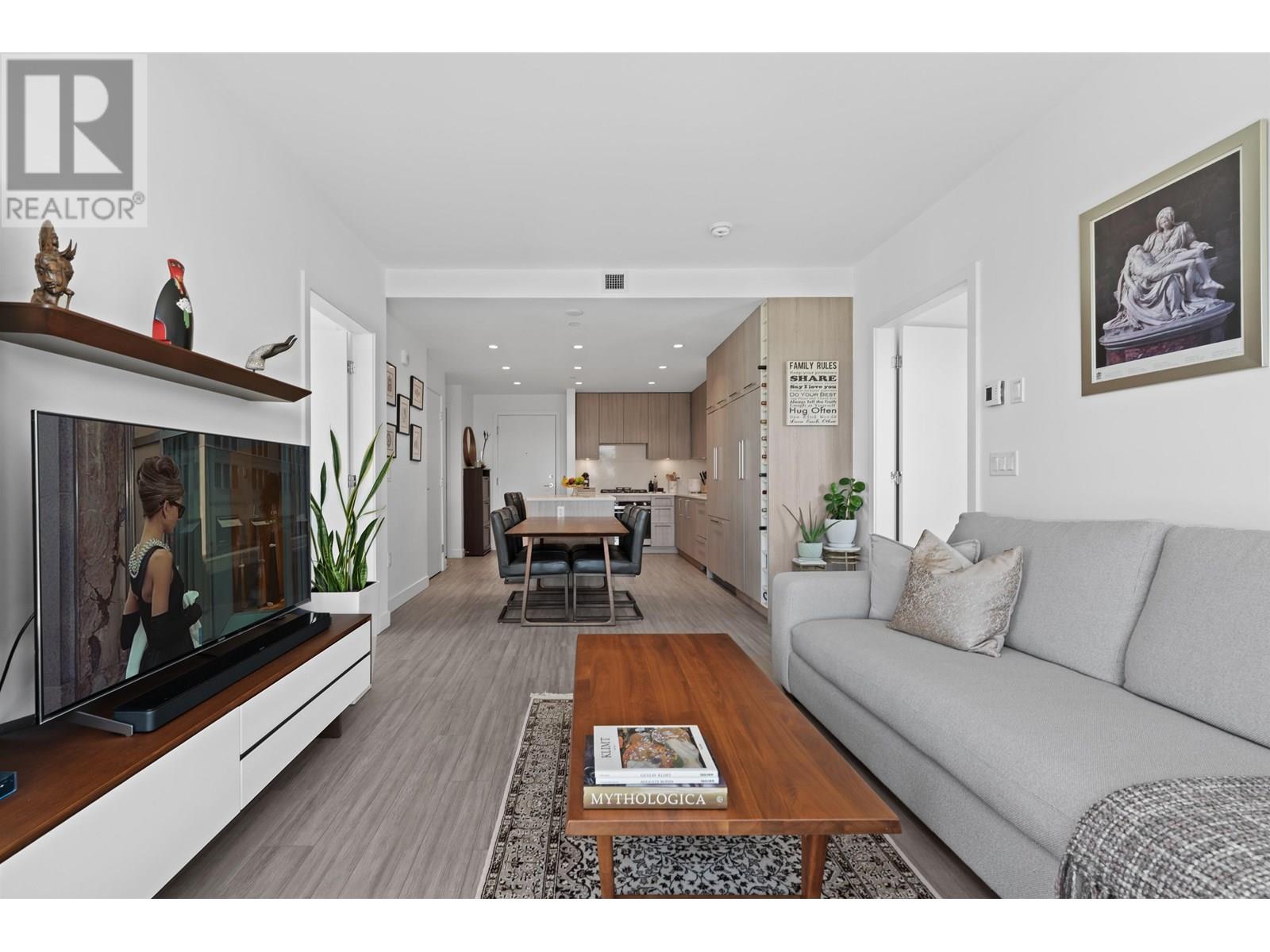 305 747 E 3RD STREET, North Vancouver, British Columbia
