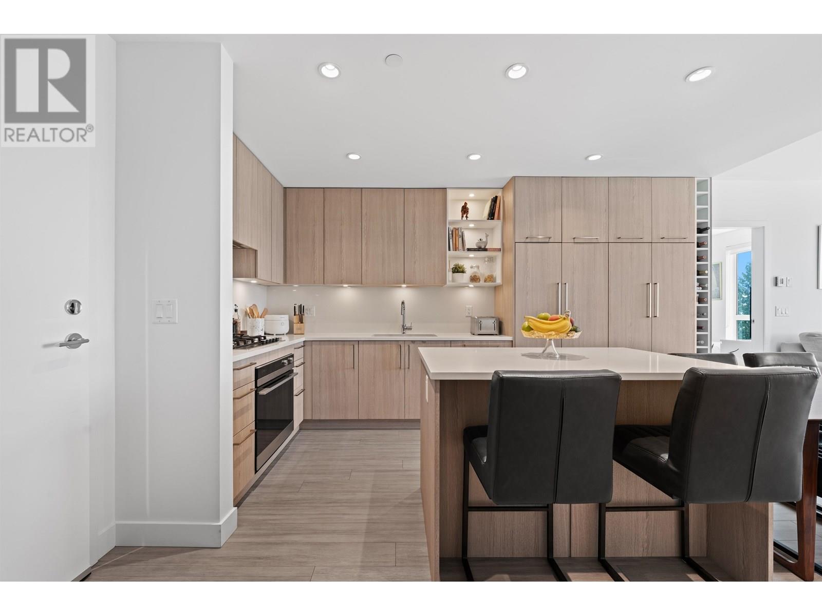 305 747 E 3rd Street, North Vancouver, British Columbia  V7L 1G8 - Photo 3 - R3014157