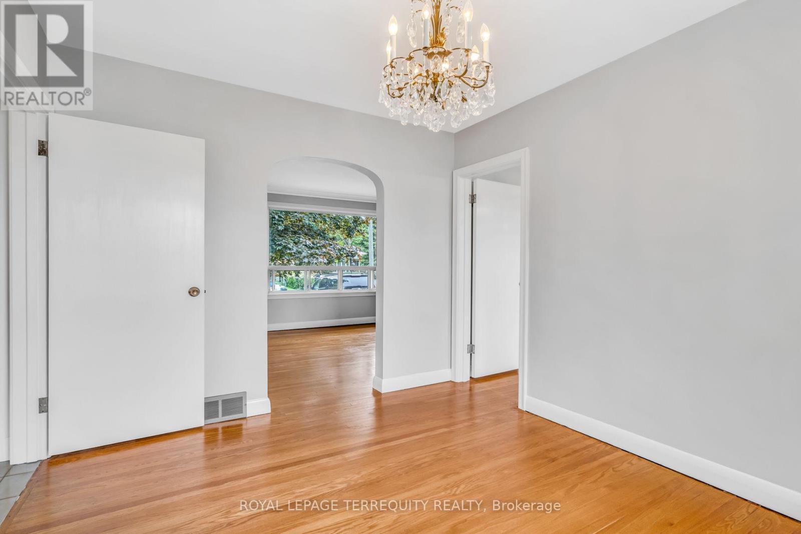 15 Vassar Drive, Toronto, Ontario  M9B 5E9 - Photo 10 - W12211999