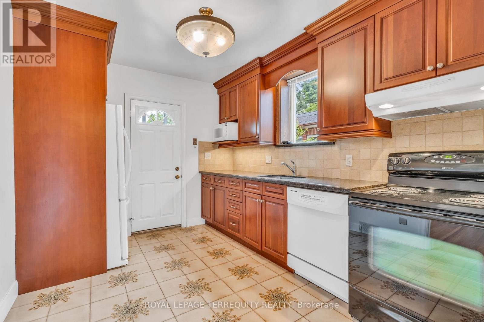 15 Vassar Drive, Toronto, Ontario  M9B 5E9 - Photo 11 - W12211999