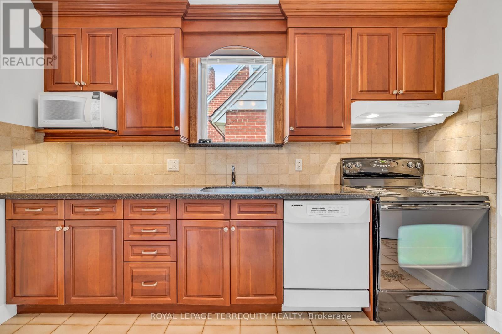 15 Vassar Drive, Toronto, Ontario  M9B 5E9 - Photo 12 - W12211999