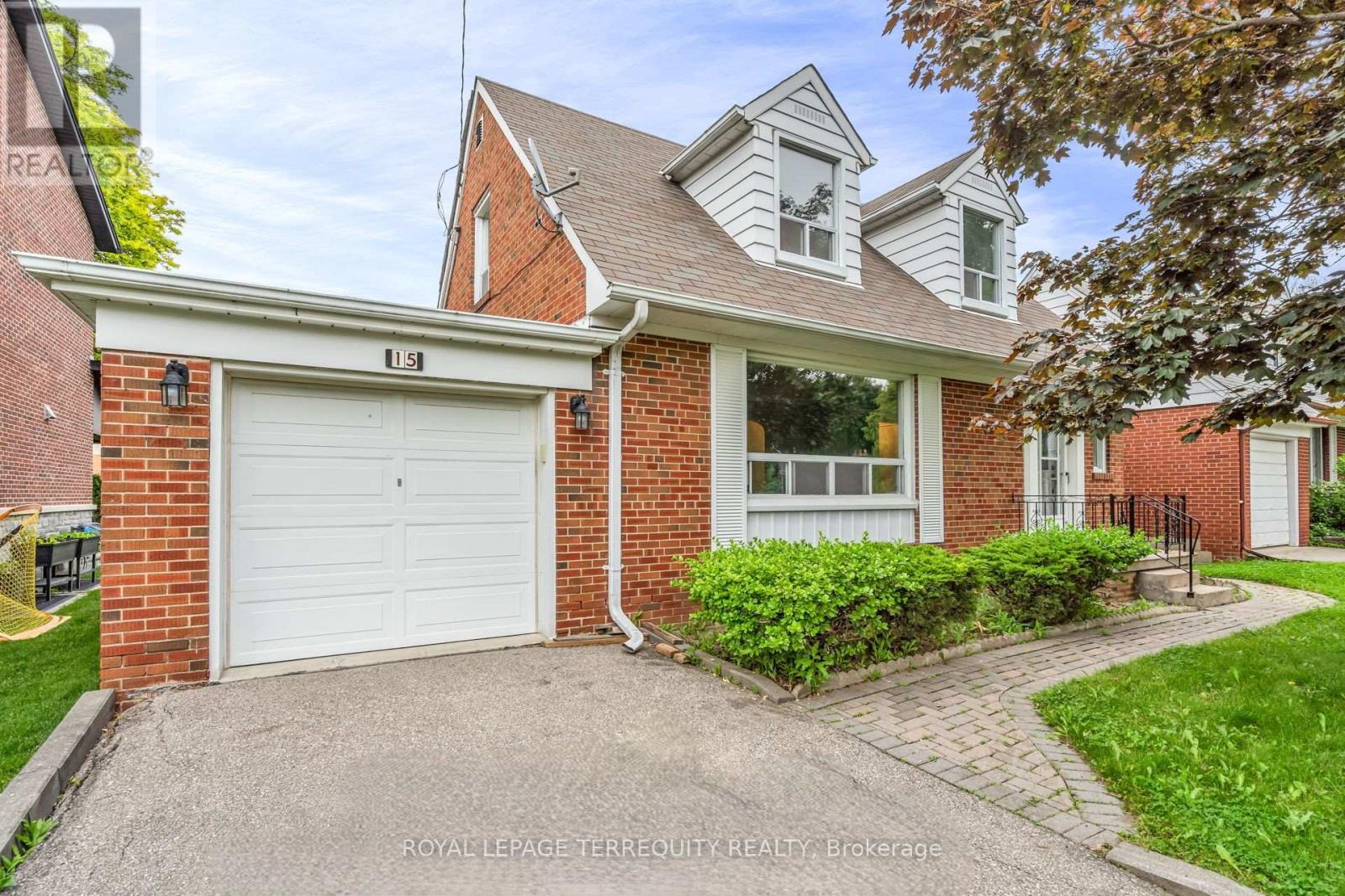 15 Vassar Drive, Toronto, Ontario  M9B 5E9 - Photo 2 - W12211999