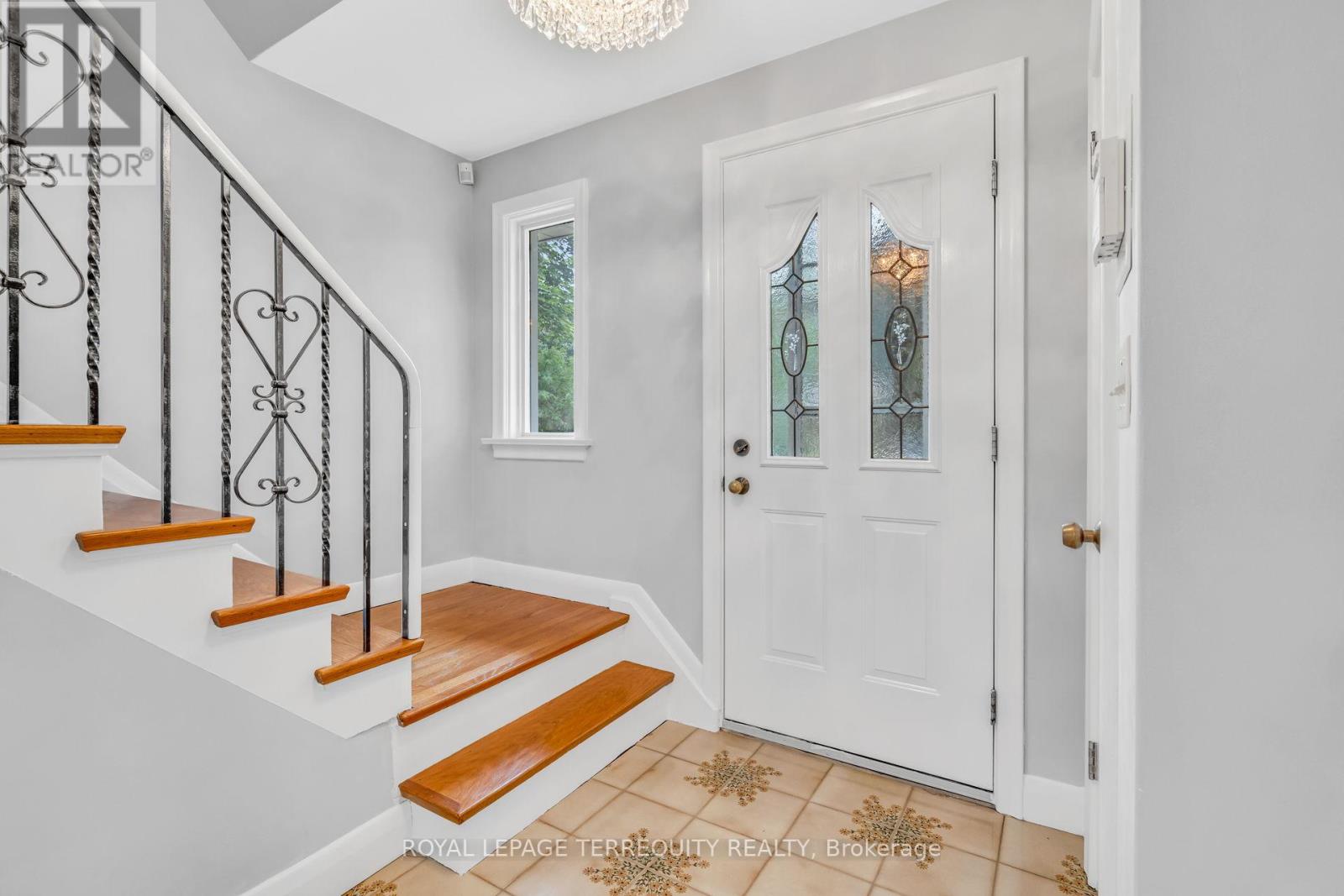 15 Vassar Drive, Toronto, Ontario  M9B 5E9 - Photo 5 - W12211999