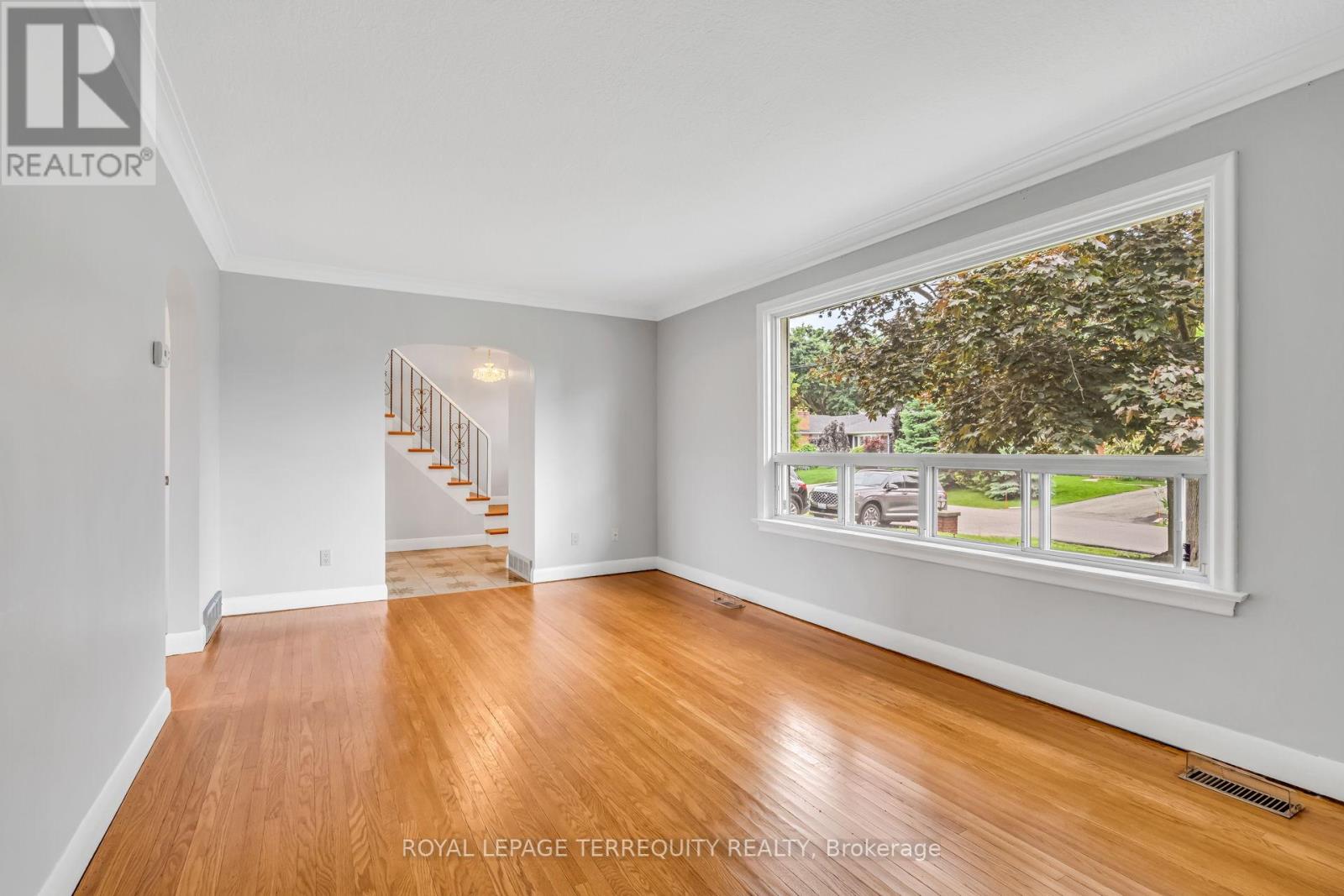 15 Vassar Drive, Toronto, Ontario  M9B 5E9 - Photo 7 - W12211999