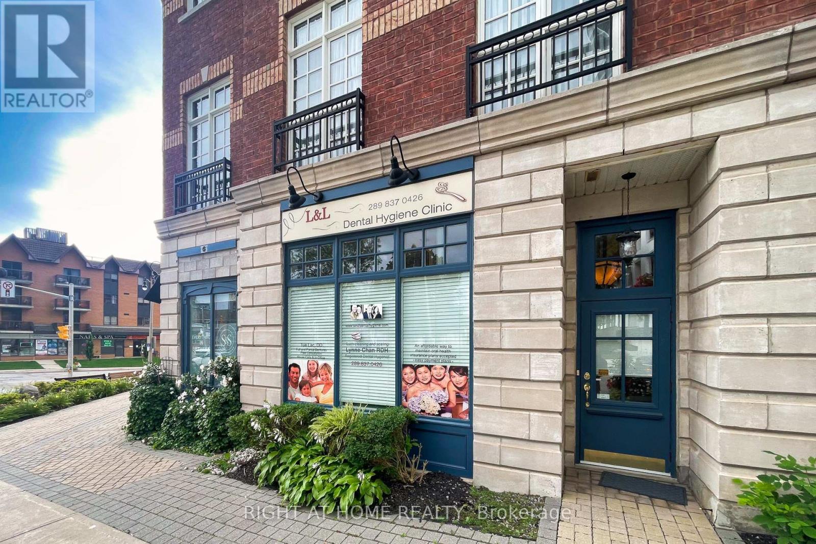 10 - 120 Bronte Road, Oakville, Ontario  L6L 3C1 - Photo 1 - W12212000