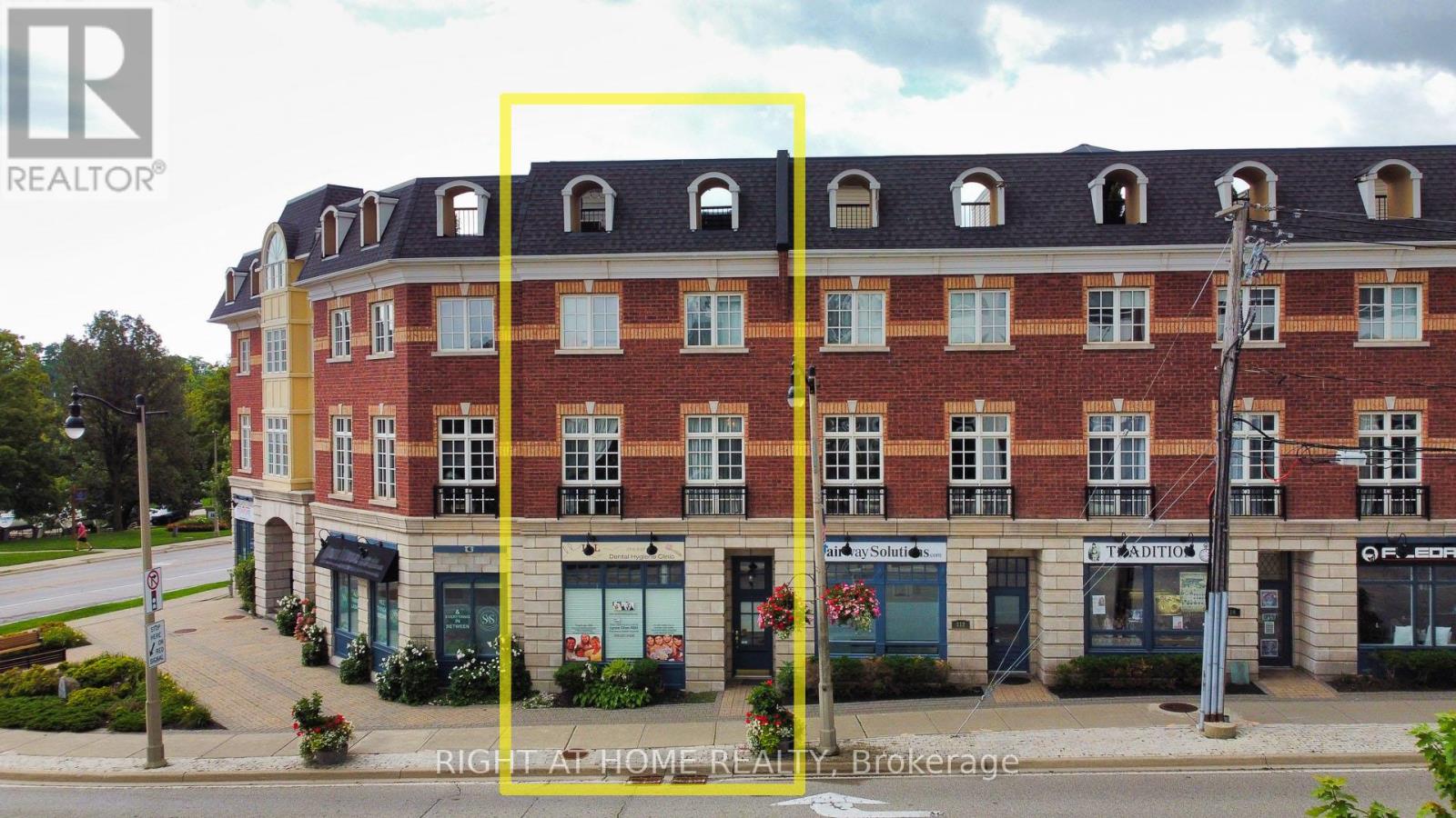 10 - 120 Bronte Road, Oakville, Ontario  L6L 3C1 - Photo 2 - W12212000