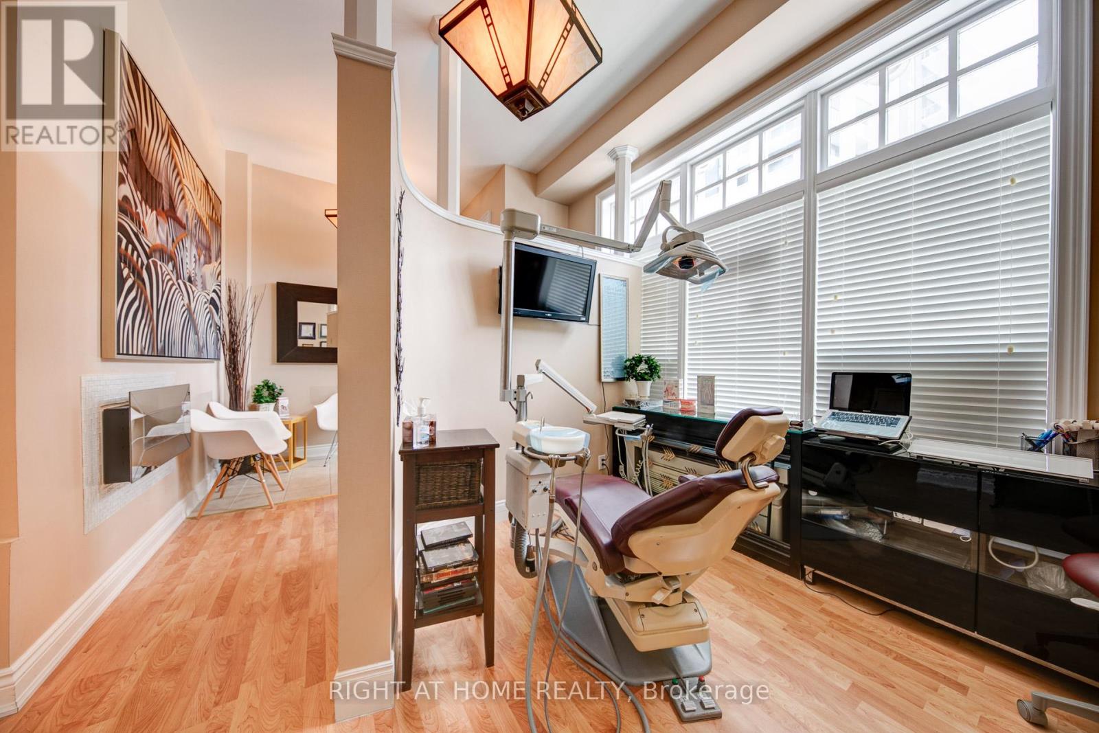10 - 120 Bronte Road, Oakville, Ontario  L6L 3C1 - Photo 5 - W12212000