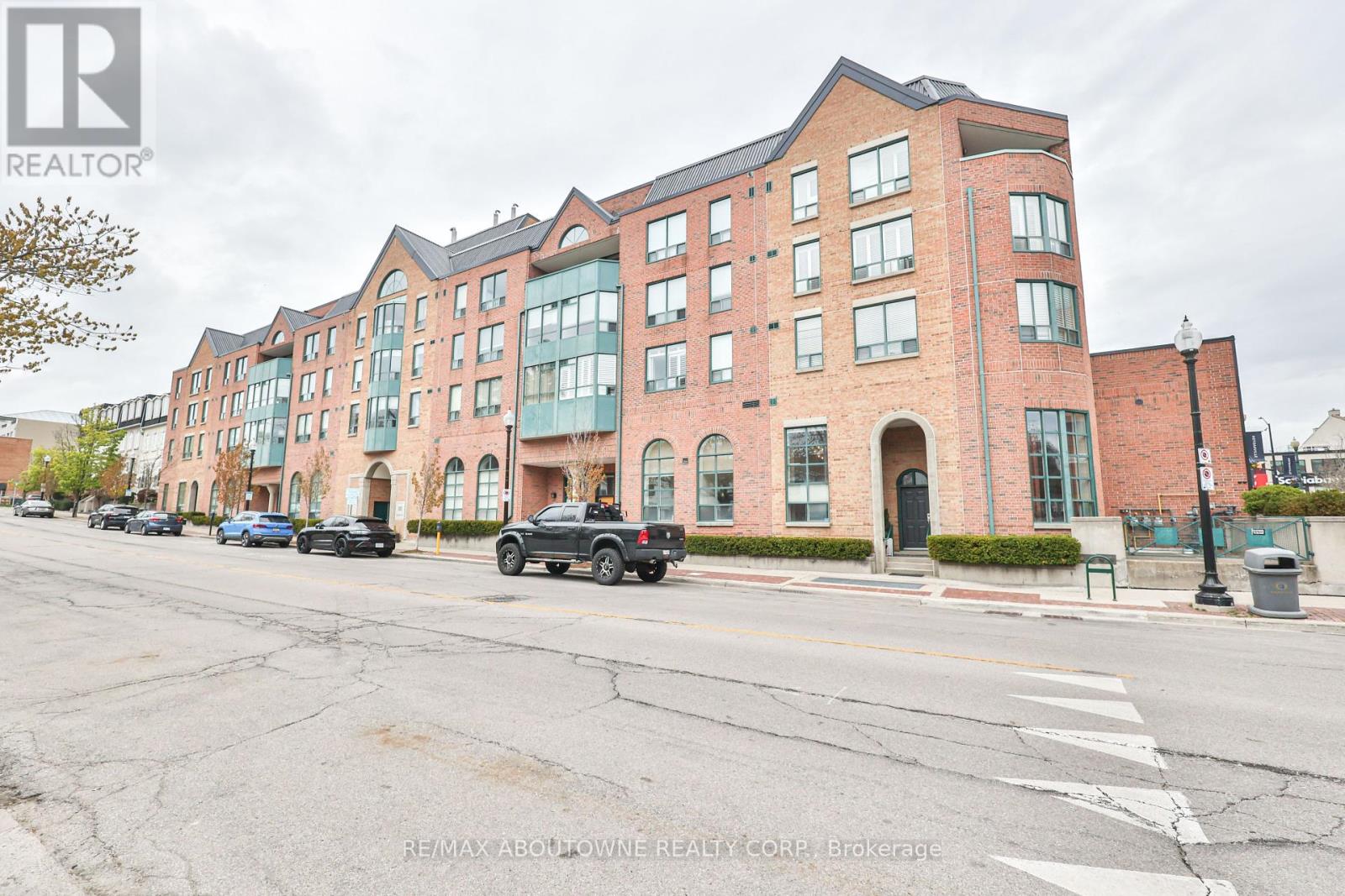404 - 185 Robinson Street, Oakville, Ontario  L6J 7P6 - Photo 2 - W12212021