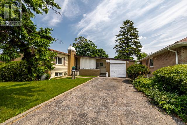 1081 Islington Avenue, Toronto, Ontario  M8Z 4R8 - Photo 2 - W12212047