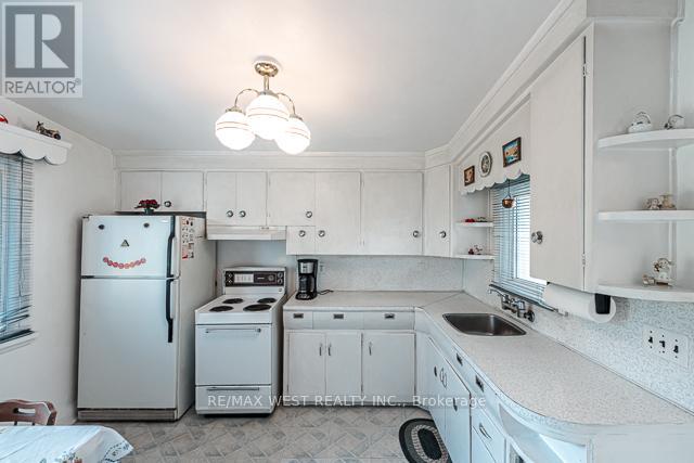 1081 Islington Avenue, Toronto, Ontario  M8Z 4R8 - Photo 22 - W12212047