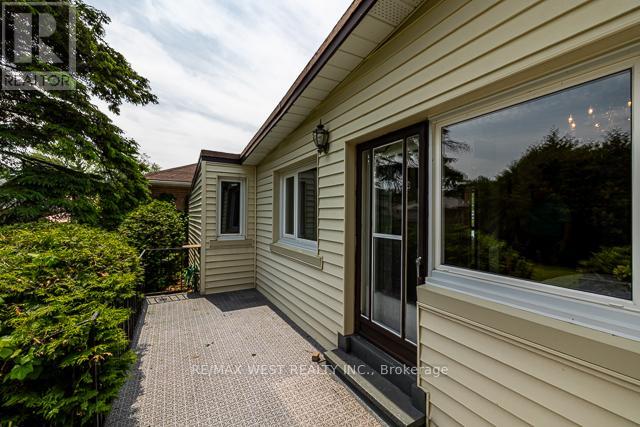1081 Islington Avenue, Toronto, Ontario  M8Z 4R8 - Photo 40 - W12212047