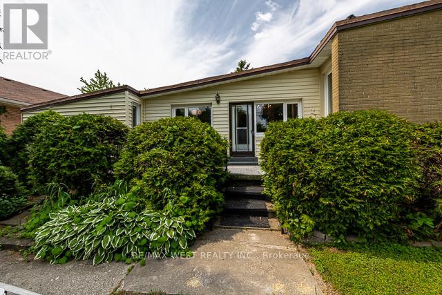 1081 Islington Avenue, Toronto, Ontario  M8Z 4R8 - Photo 42 - W12212047