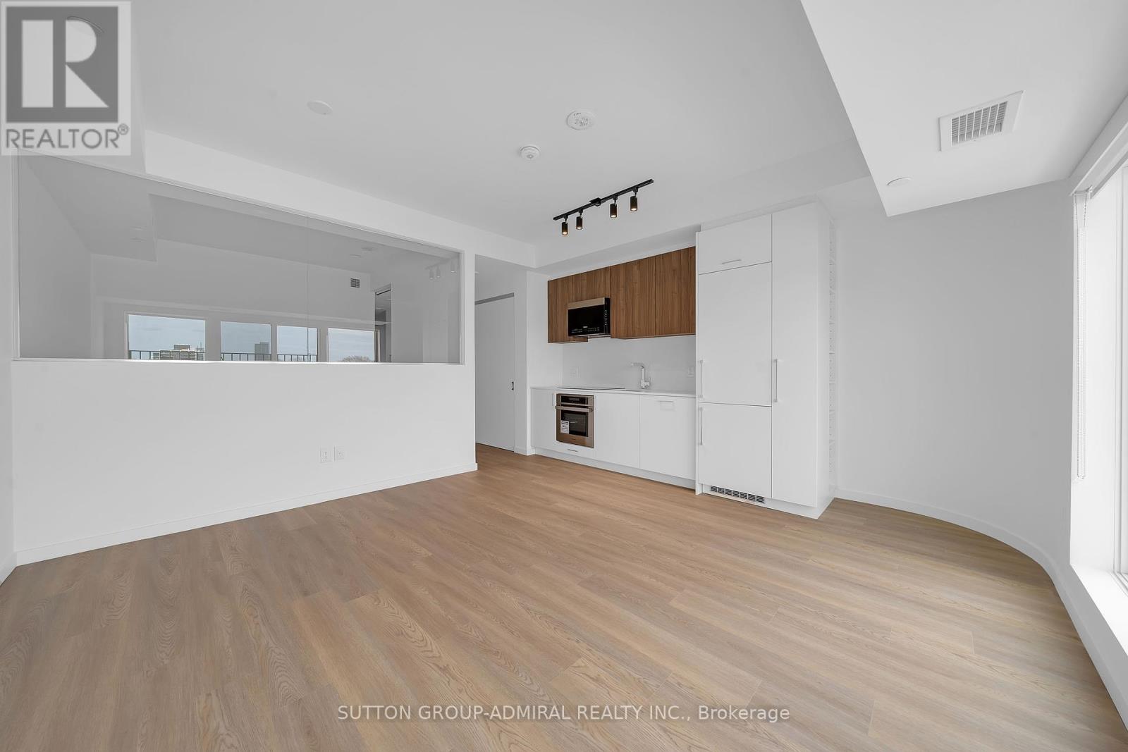 510 - 689 The Queensway, Toronto, Ontario  M8Y 1L1 - Photo 7 - W12212115