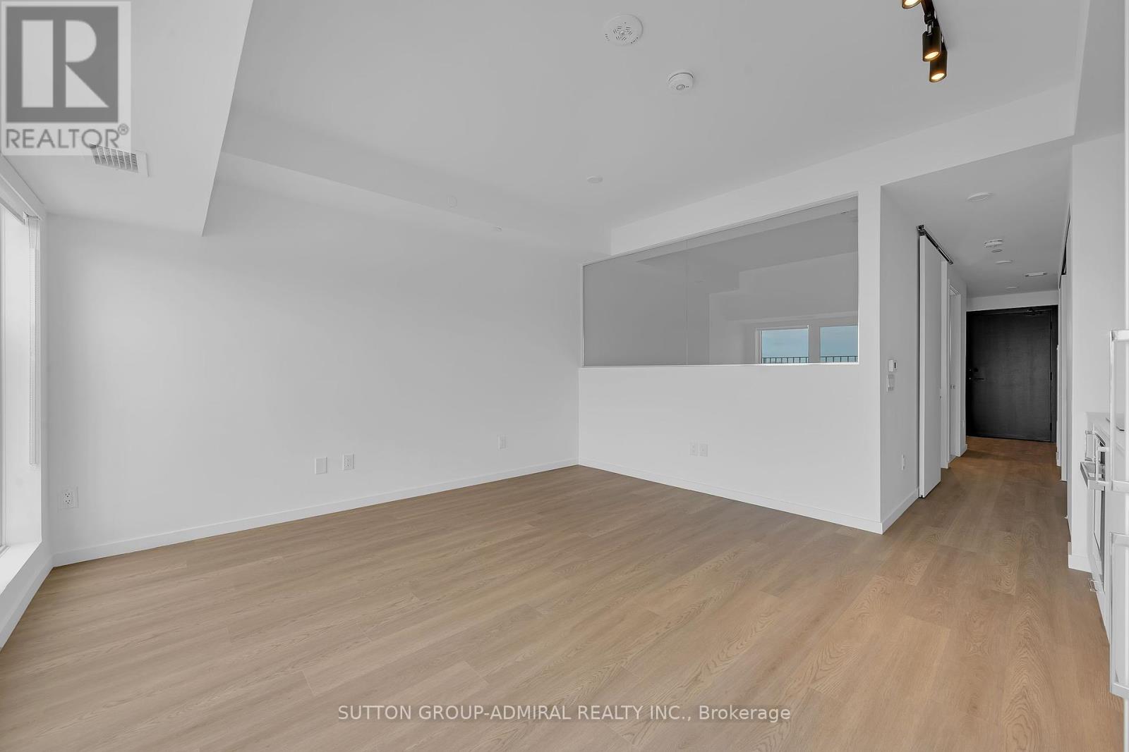 510 - 689 The Queensway, Toronto, Ontario  M8Y 1L1 - Photo 8 - W12212115
