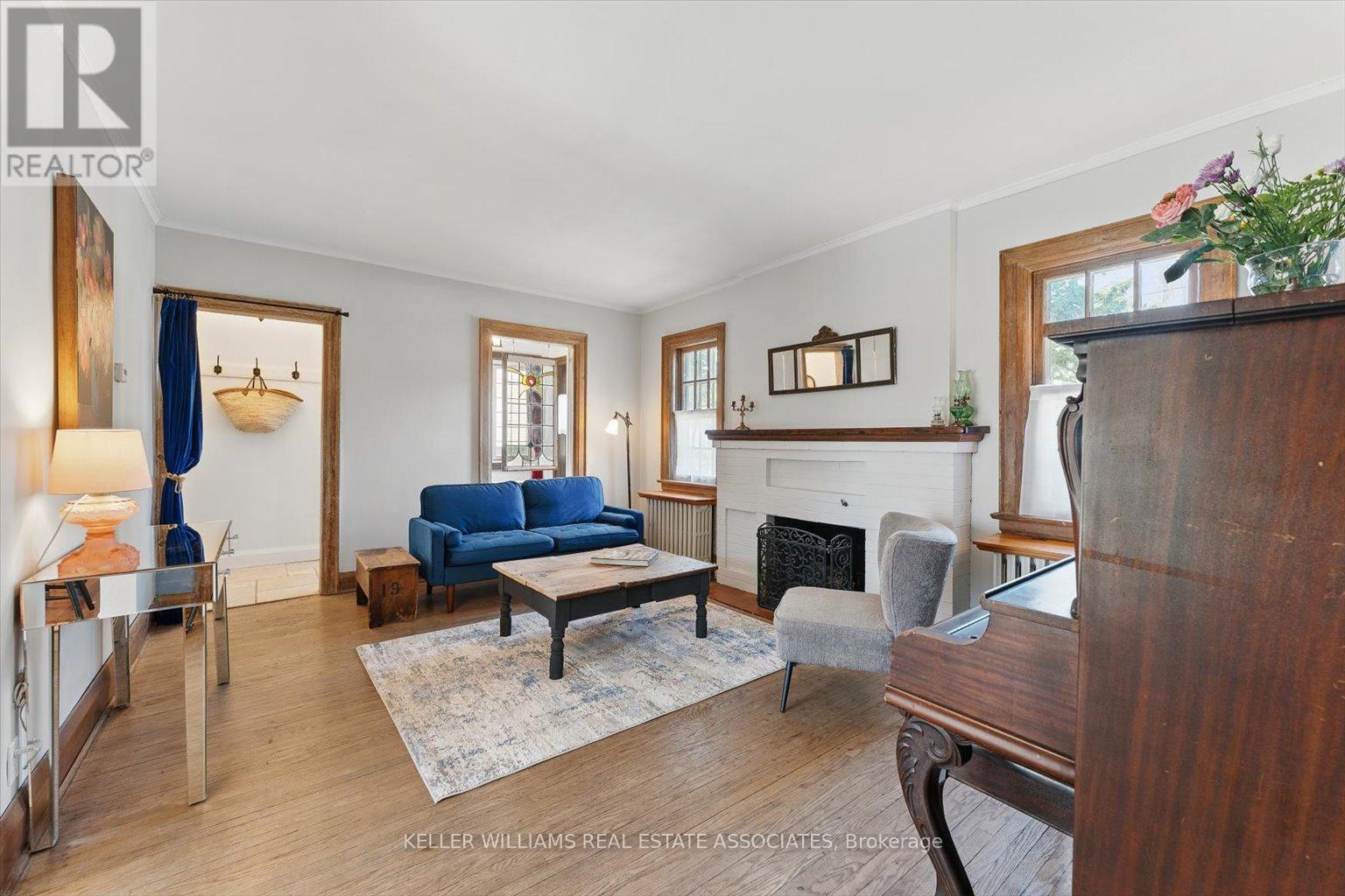 30 Oakwood Avenue S, Mississauga, Ontario  L5G 3L3 - Photo 10 - W12212158