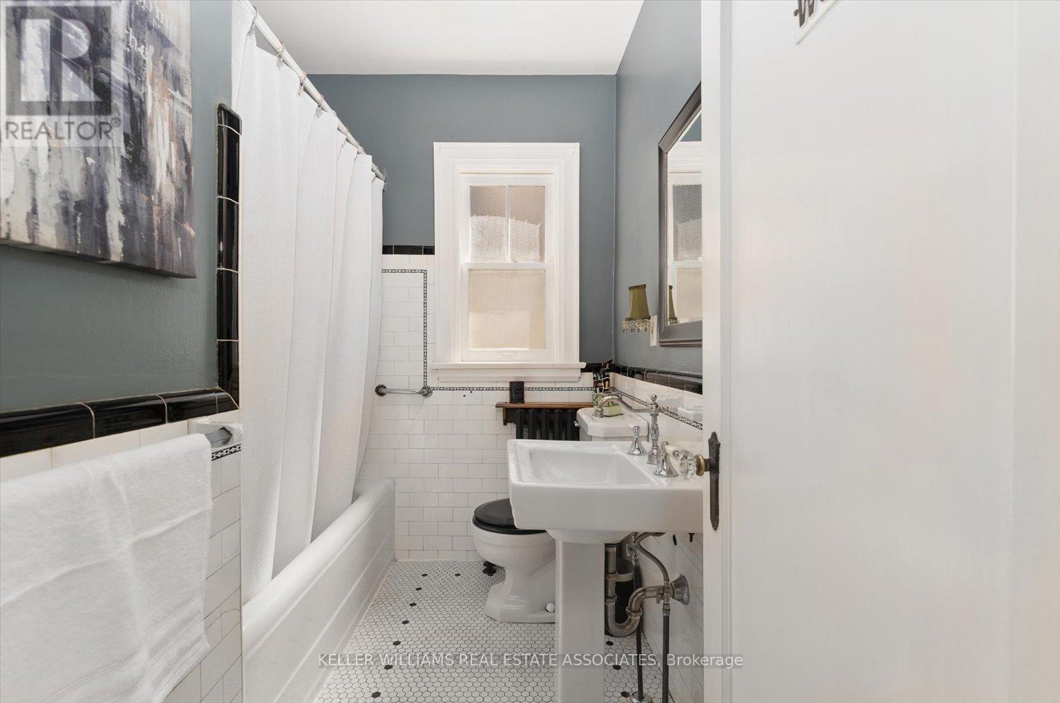 30 Oakwood Avenue S, Mississauga, Ontario  L5G 3L3 - Photo 23 - W12212158
