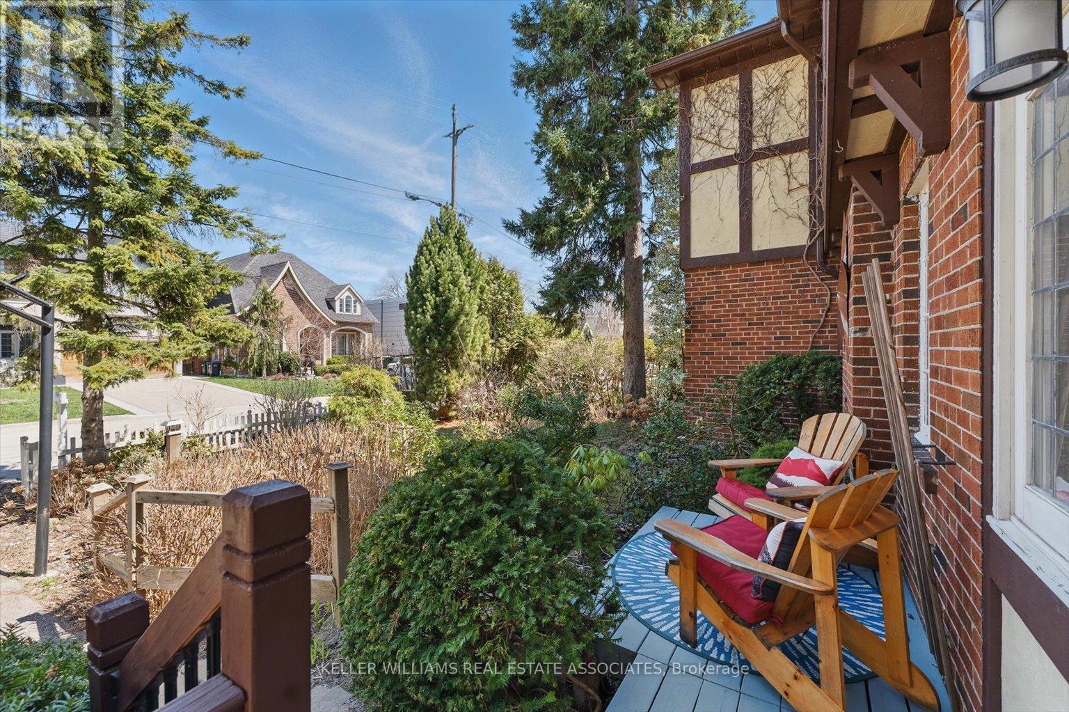 30 Oakwood Avenue S, Mississauga, Ontario  L5G 3L3 - Photo 3 - W12212158