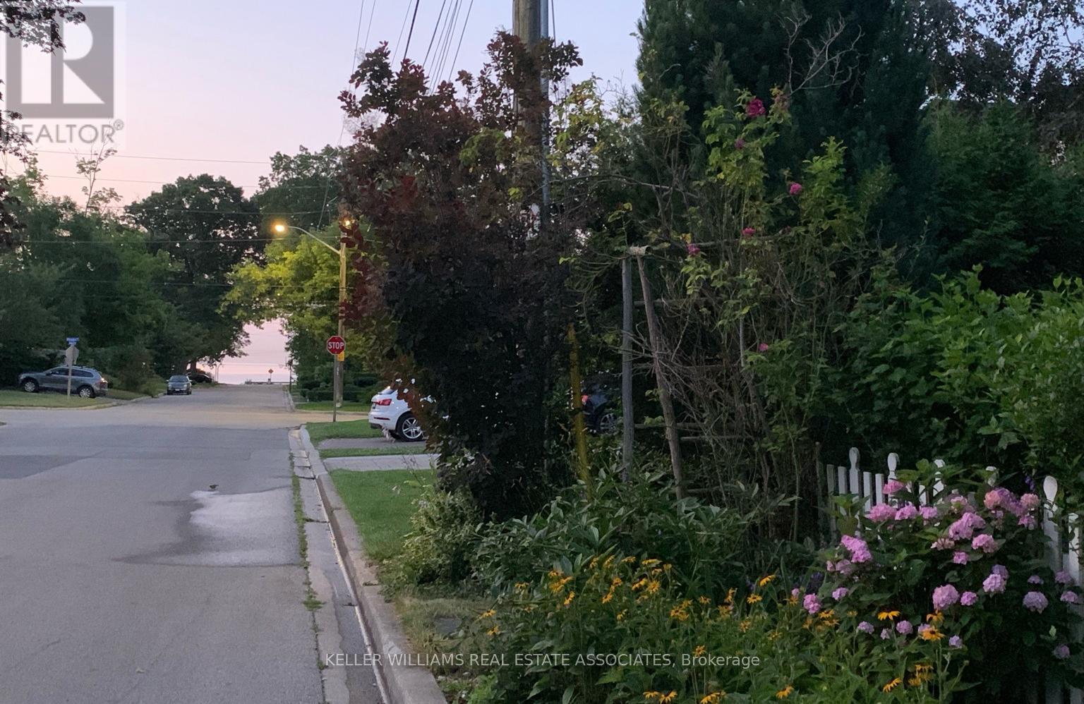 30 Oakwood Avenue S, Mississauga, Ontario  L5G 3L3 - Photo 5 - W12212158