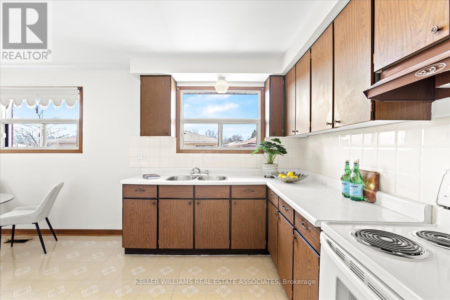 1127 Claredale Road, Mississauga, Ontario  L5G 1T7 - Photo 14 - W12212172