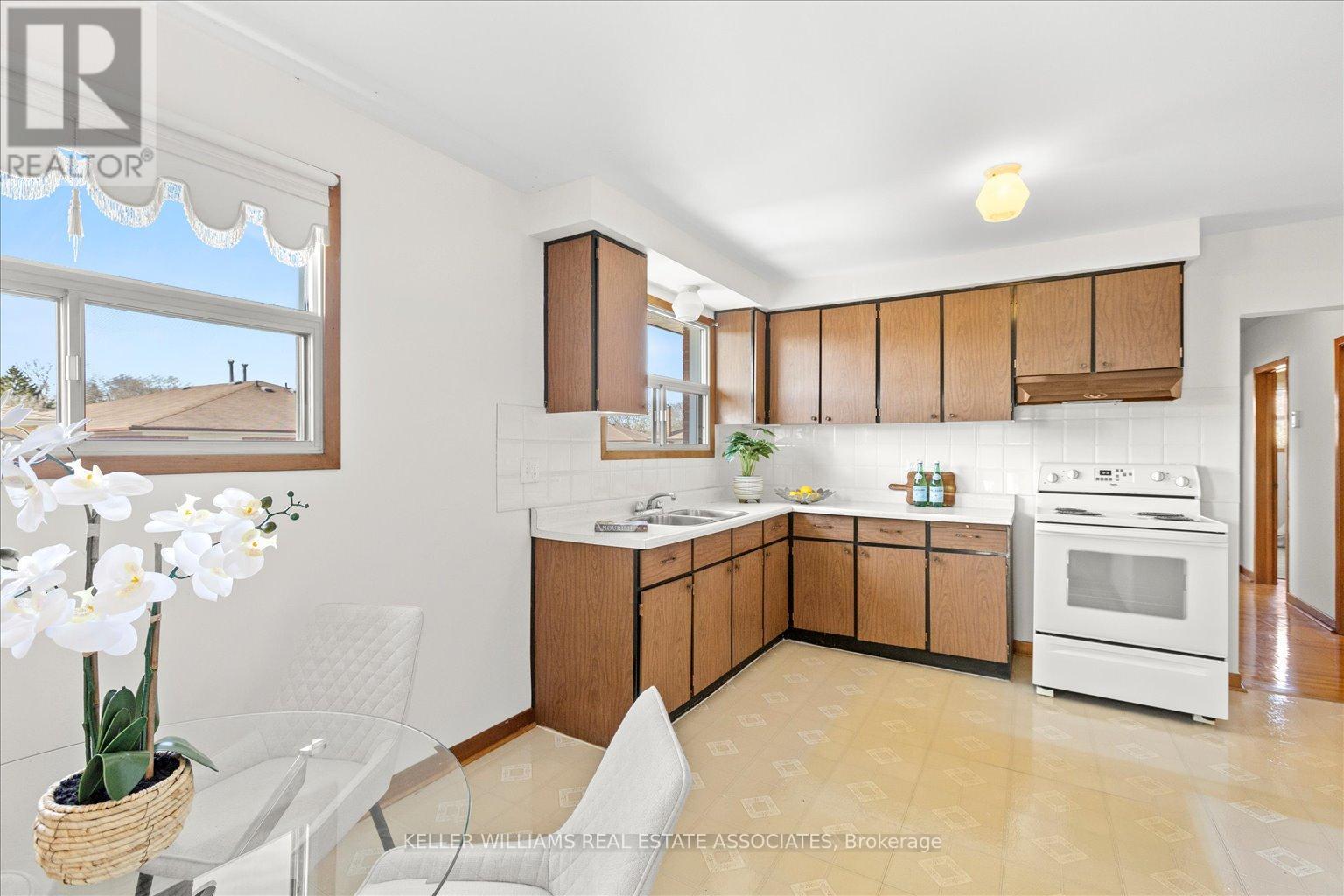 1127 Claredale Road, Mississauga, Ontario  L5G 1T7 - Photo 17 - W12212172