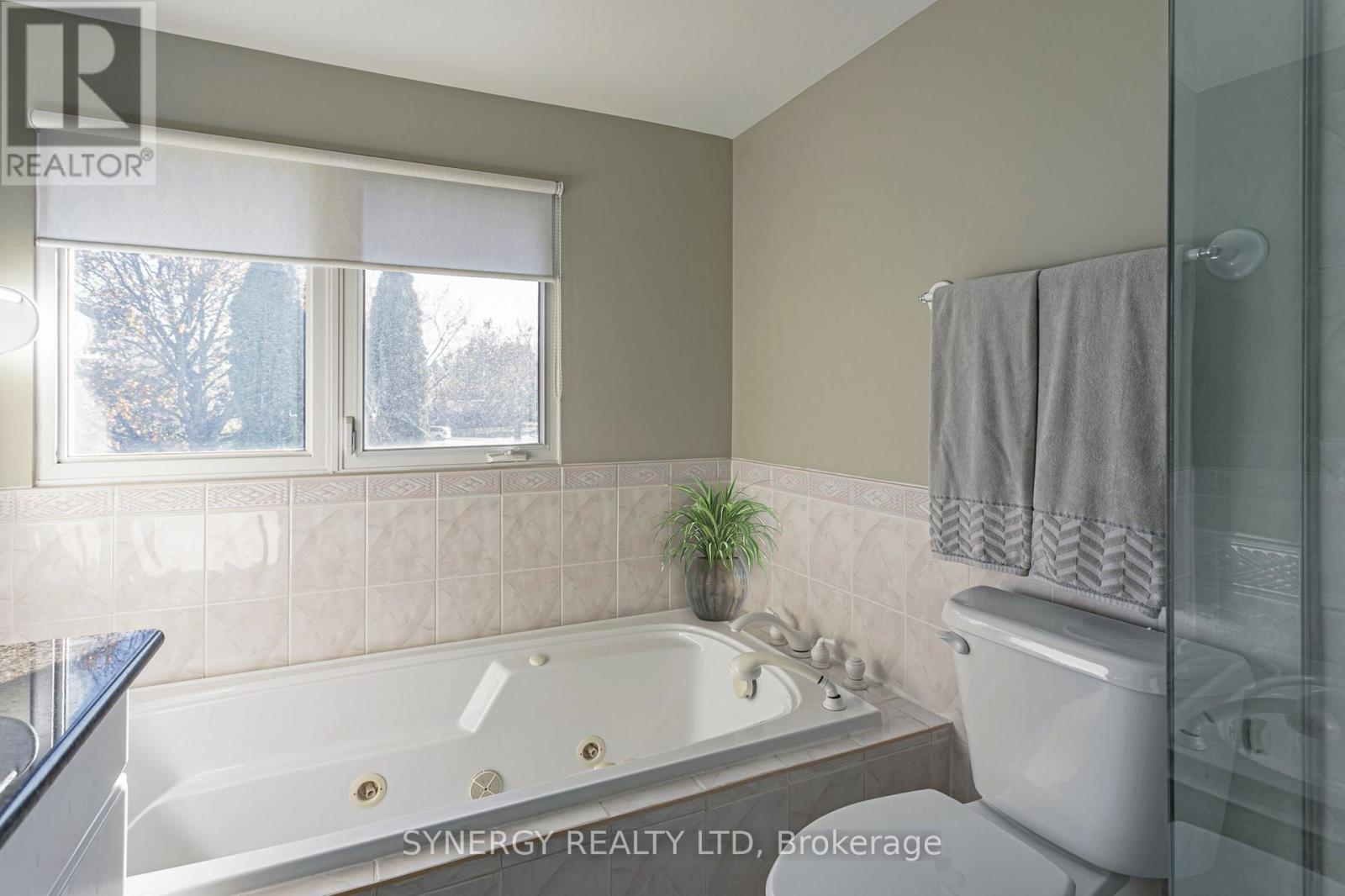 208 Lamore Crescent, Strathroy-Caradoc, Ontario  N7G 2C1 - Photo 23 - X12086518
