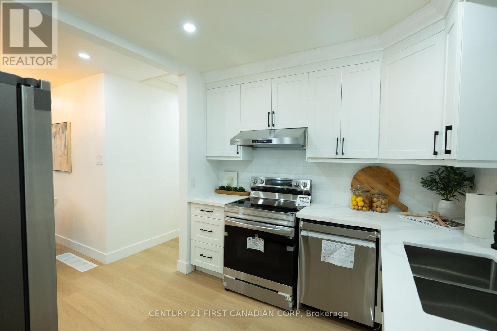 Photo 13 of 40 for 439 Hale Street E