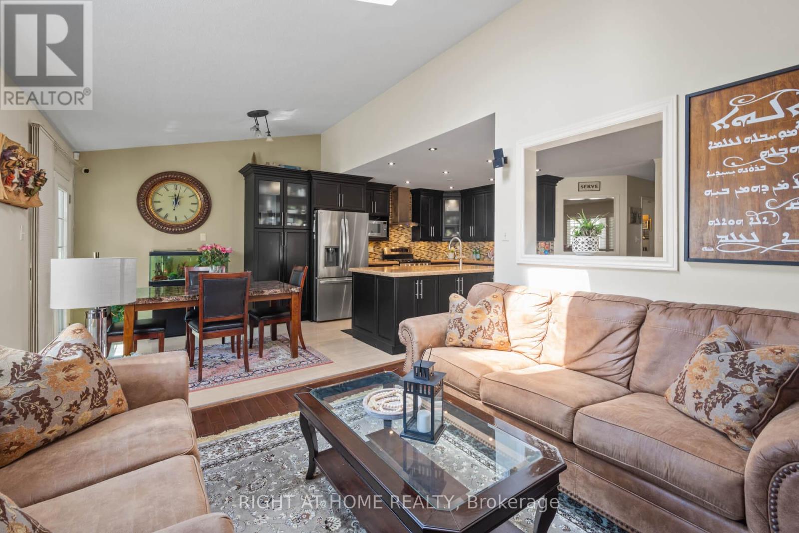 3960 Honey Locust Trail, Mississauga, Ontario  L5N 7A5 - Photo 10 - W12199751
