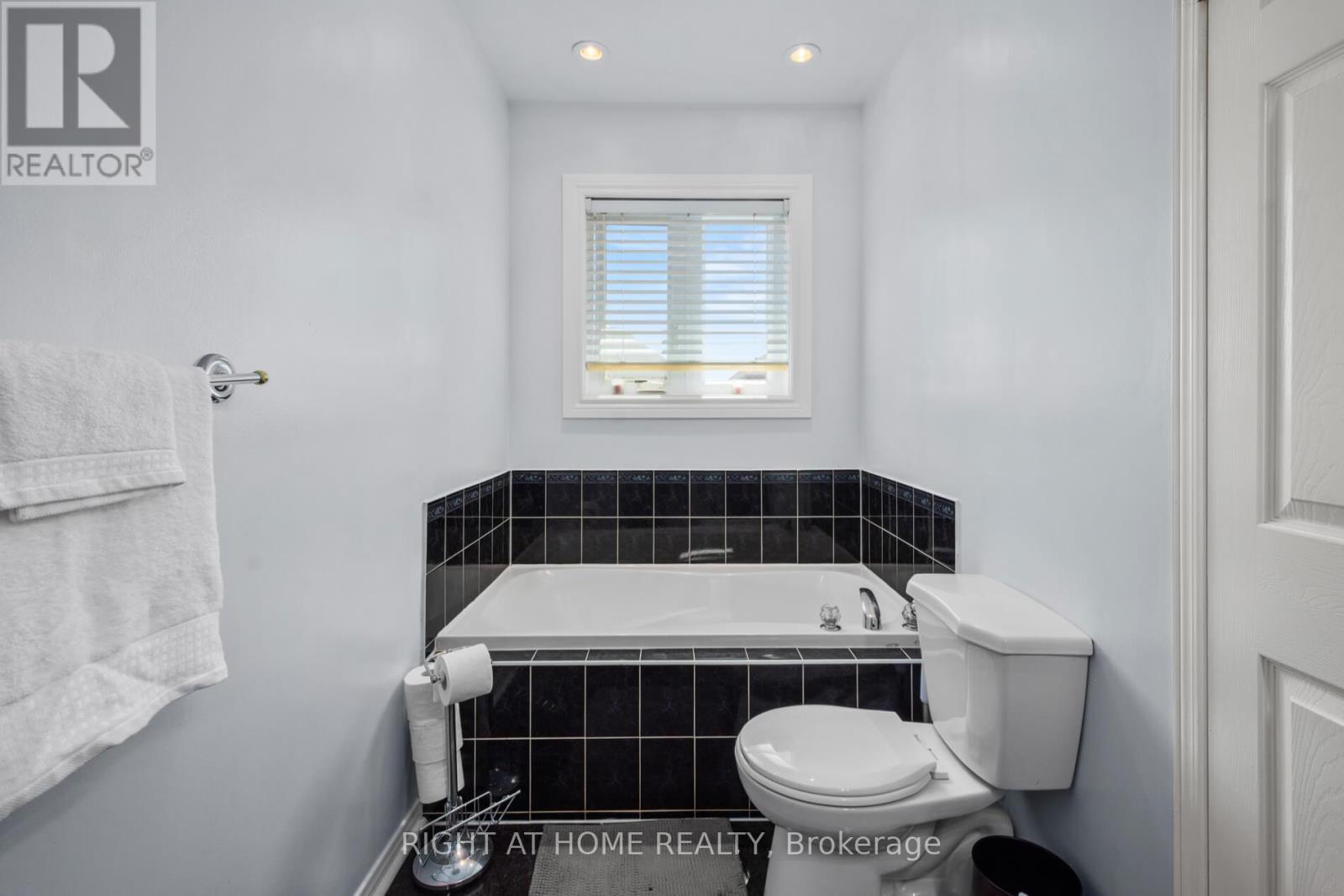 3960 Honey Locust Trail, Mississauga, Ontario  L5N 7A5 - Photo 22 - W12199751
