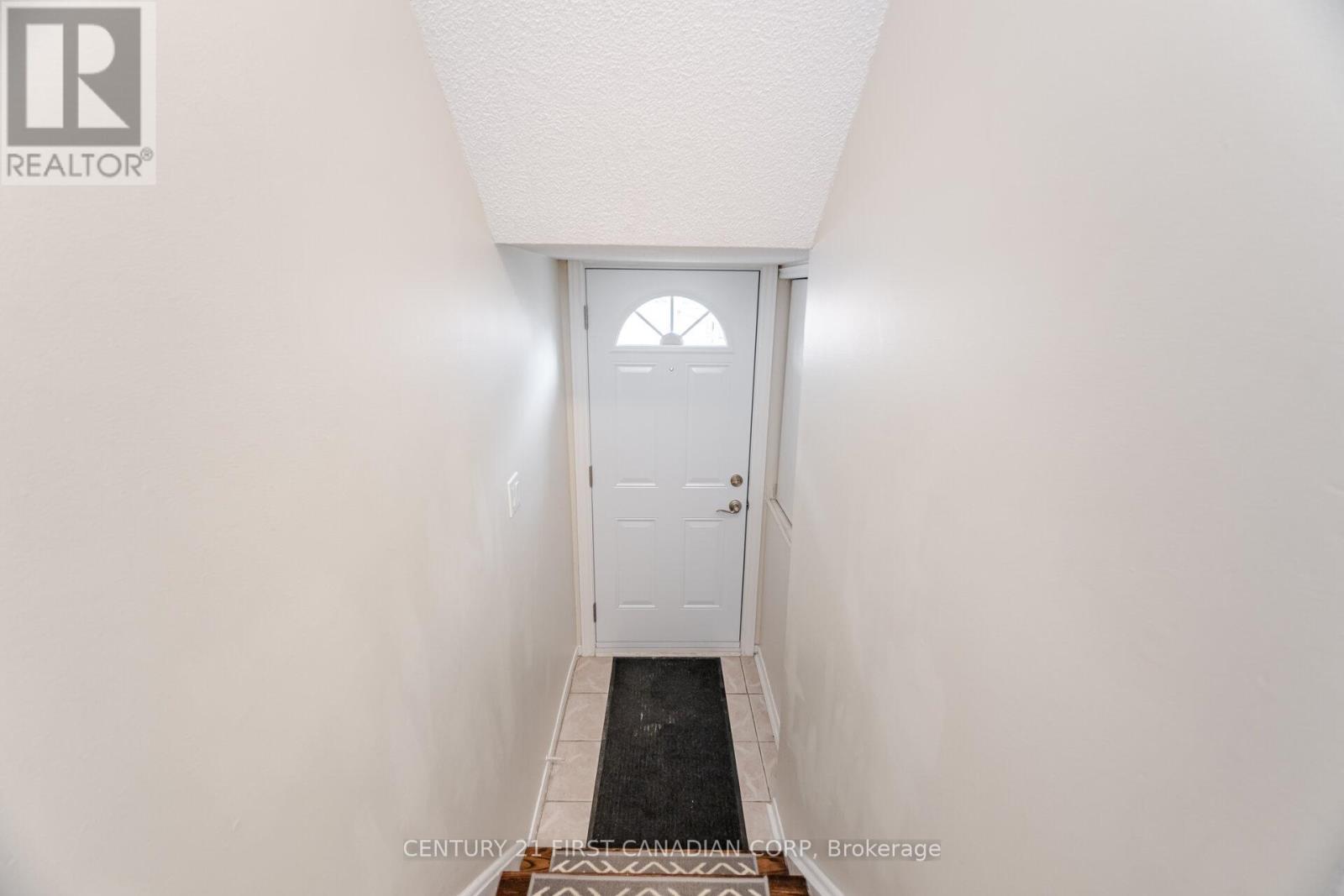 15a Wylie Circle, Halton Hills (Georgetown), Ontario  L7G 5M1 - Photo 5 - W12212440