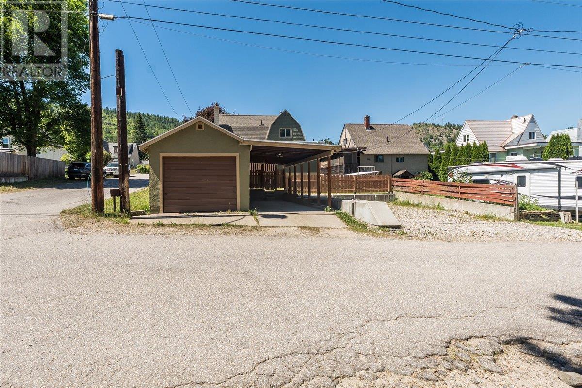 798 Kipling Street, Warfield, British Columbia  V1R 2A4 - Photo 6 - 10351473