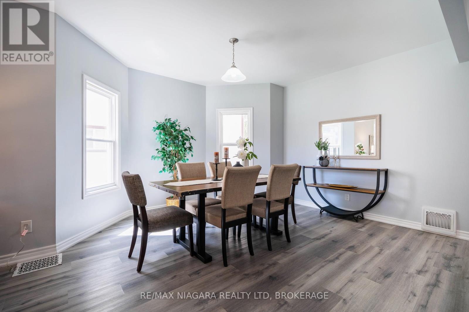 4749 Epworth Circle, Niagara Falls (Downtown), Ontario  L2E 1E1 - Photo 12 - X12212356