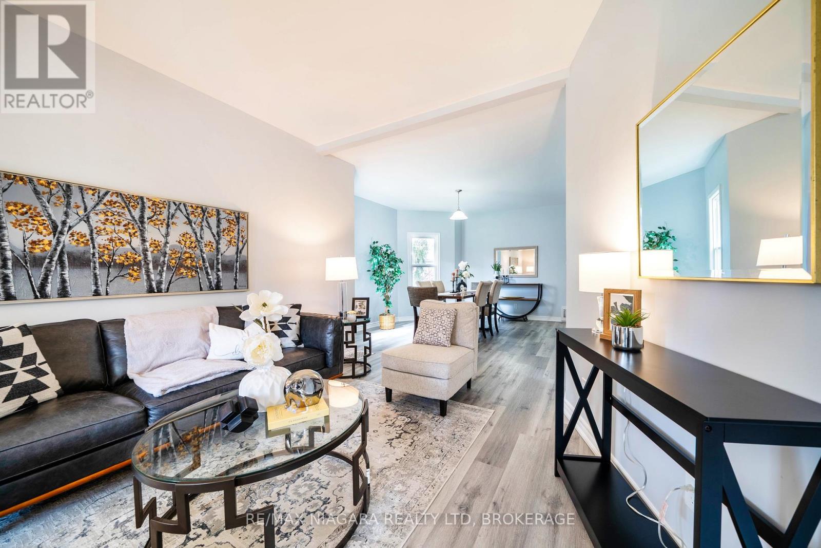 4749 Epworth Circle, Niagara Falls (Downtown), Ontario  L2E 1E1 - Photo 7 - X12212356
