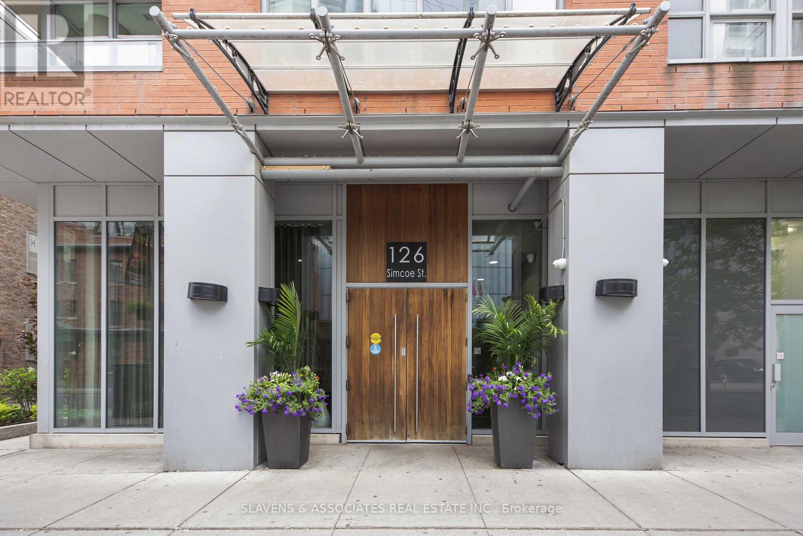 1407 - 126 Simcoe Street, Toronto, Ontario  M5H 4E6 - Photo 2 - C12212237
