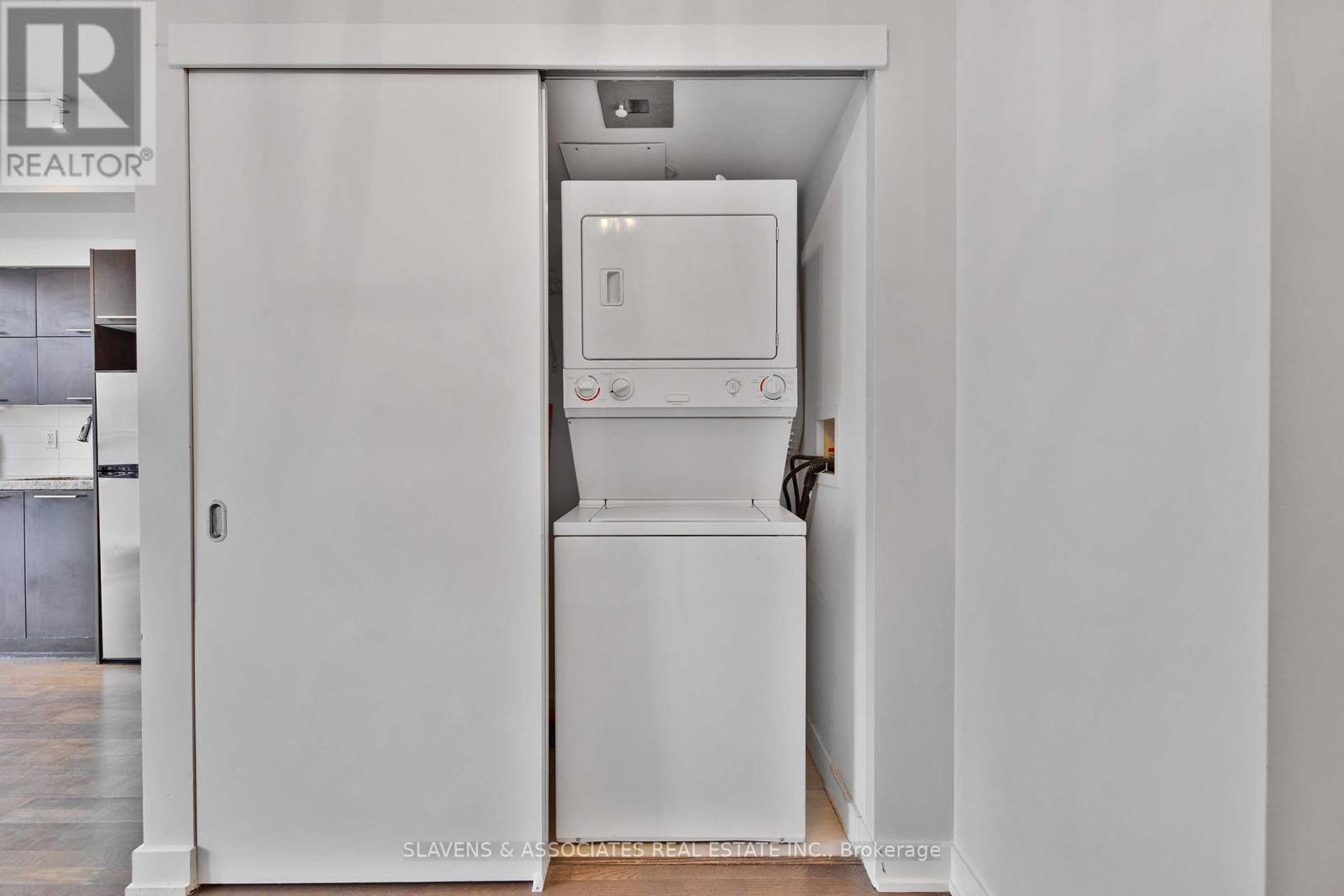 1407 - 126 Simcoe Street, Toronto, Ontario  M5H 4E6 - Photo 26 - C12212237